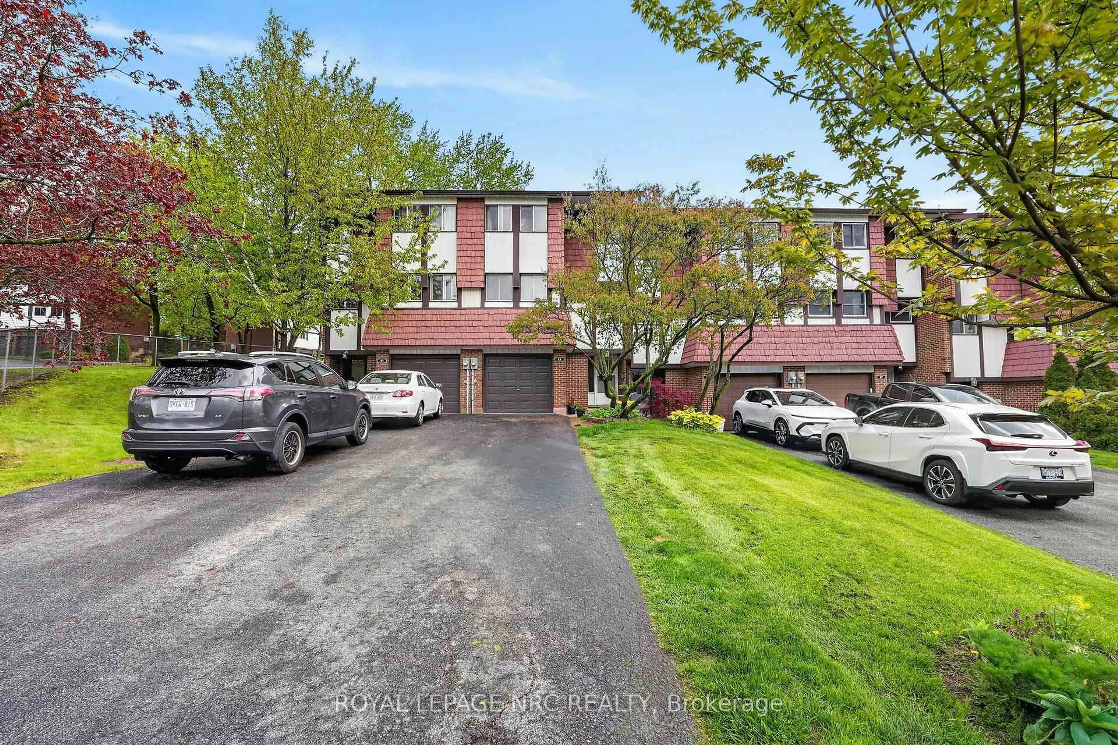 A pic from outside/outdoor area/front of a property/back of a property/a pic from drone, street for 53 Larraine Ave, Hamilton Ontario L9H 6E5
