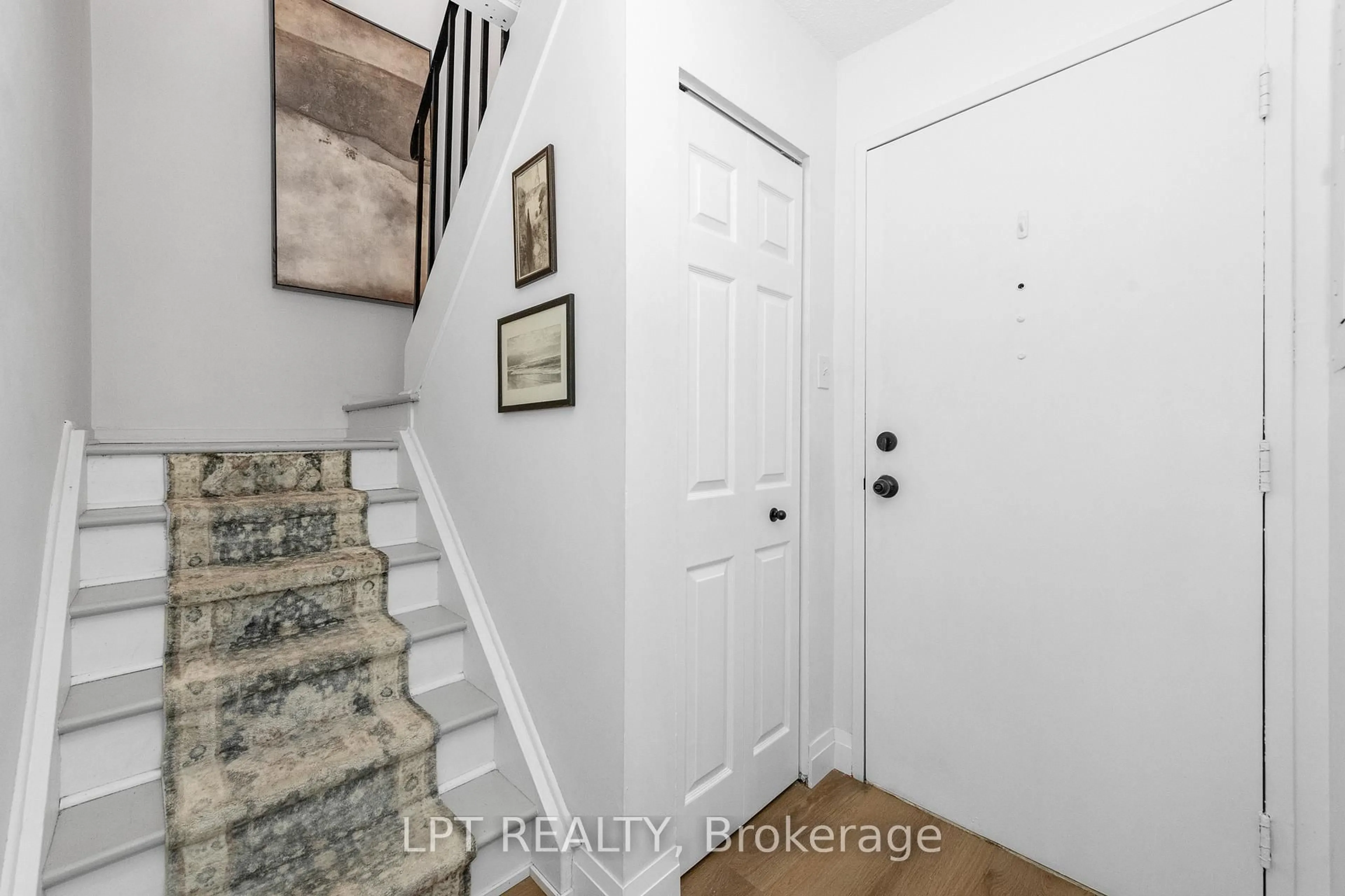 Indoor entryway for 2080 OGILVIE Rd #7J, Ottawa Ontario K1J 7N8
