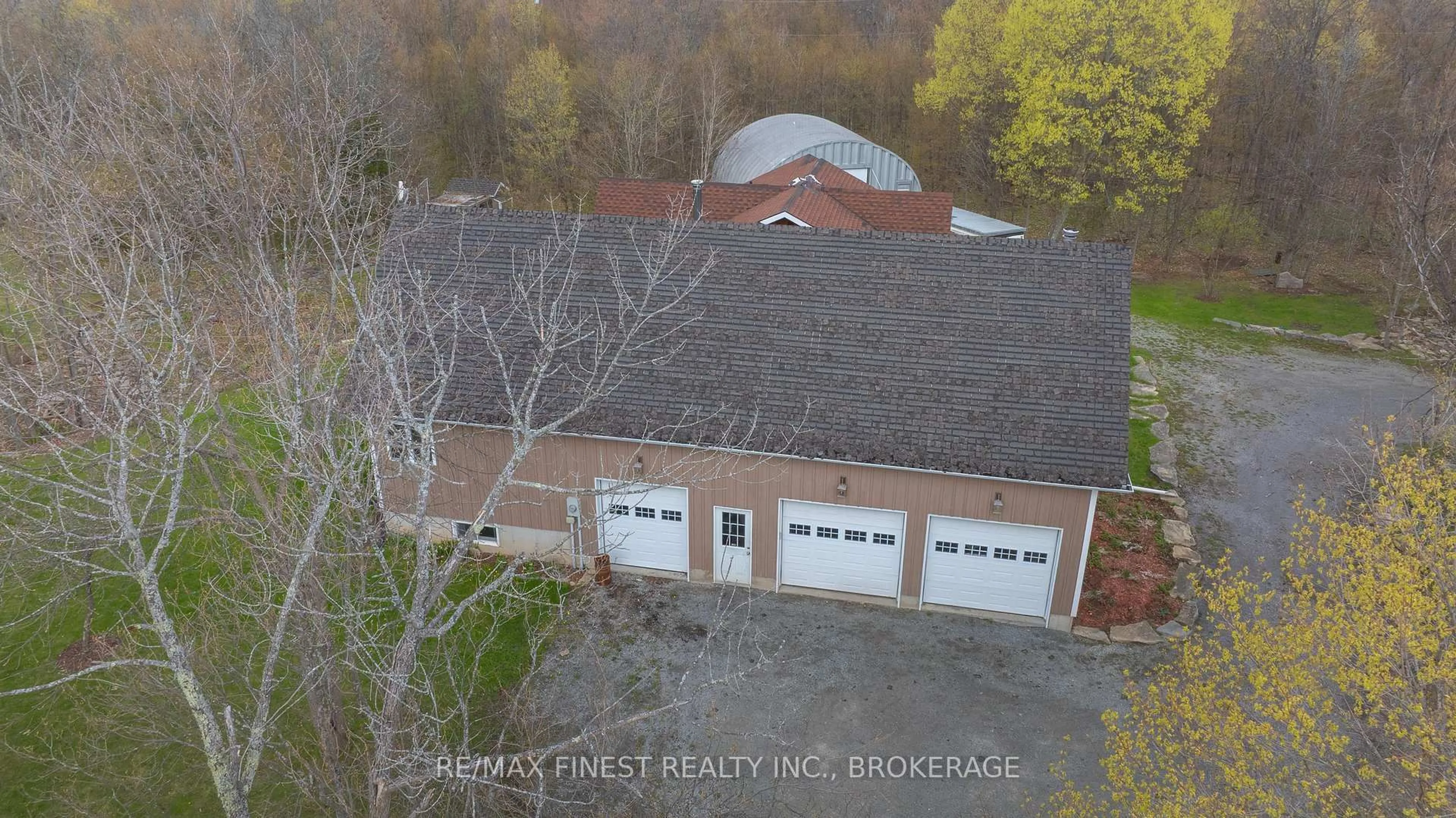 A pic from outside/outdoor area/front of a property/back of a property/a pic from drone, building for 2926 Lake Rd, Battersea Ontario K0H 1H0