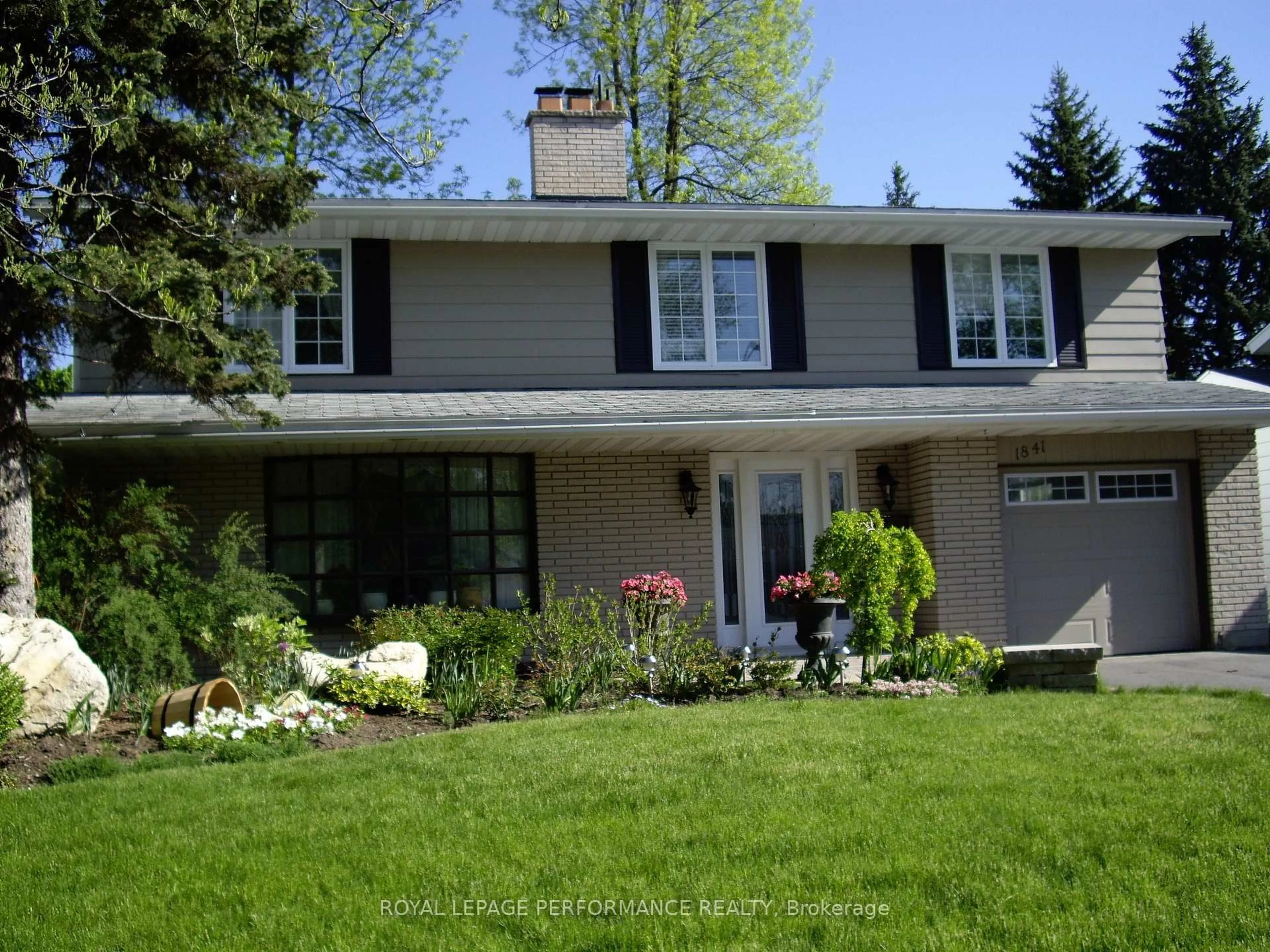 Home with vinyl exterior material, street for 1841 Beattie Ave, Ottawa Ontario K1H 5R7
