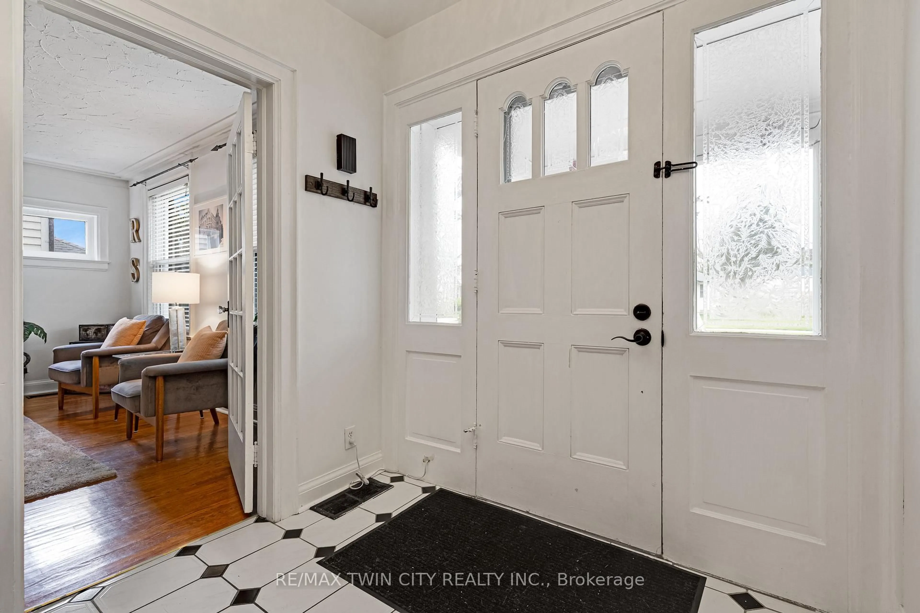 Indoor entryway for 305 Main St, Cambridge Ontario N1R 1Y2