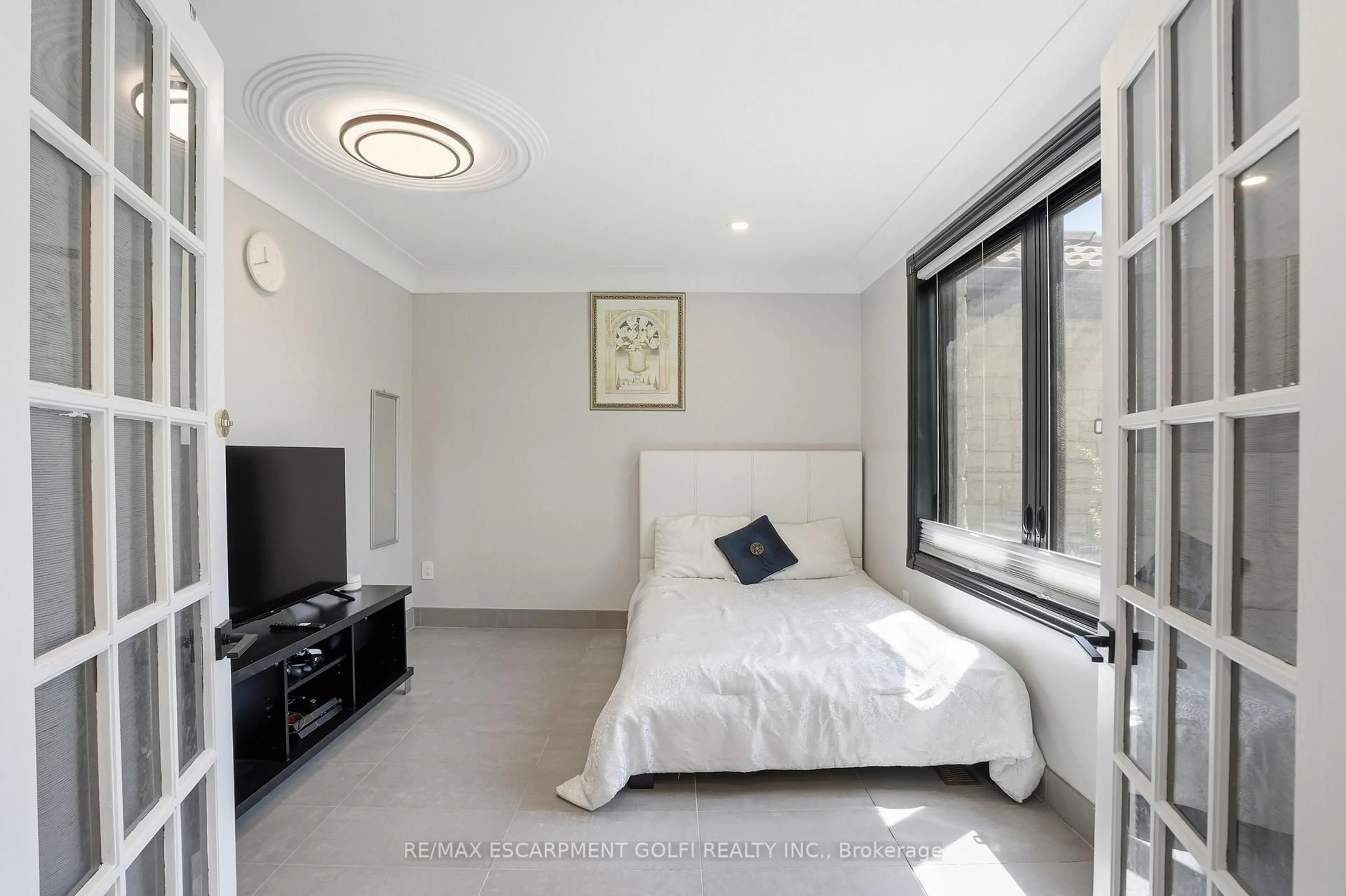 Bedroom with bed, unknown for 176 ALBION FALLS Blvd, Hamilton Ontario L8W 1R6