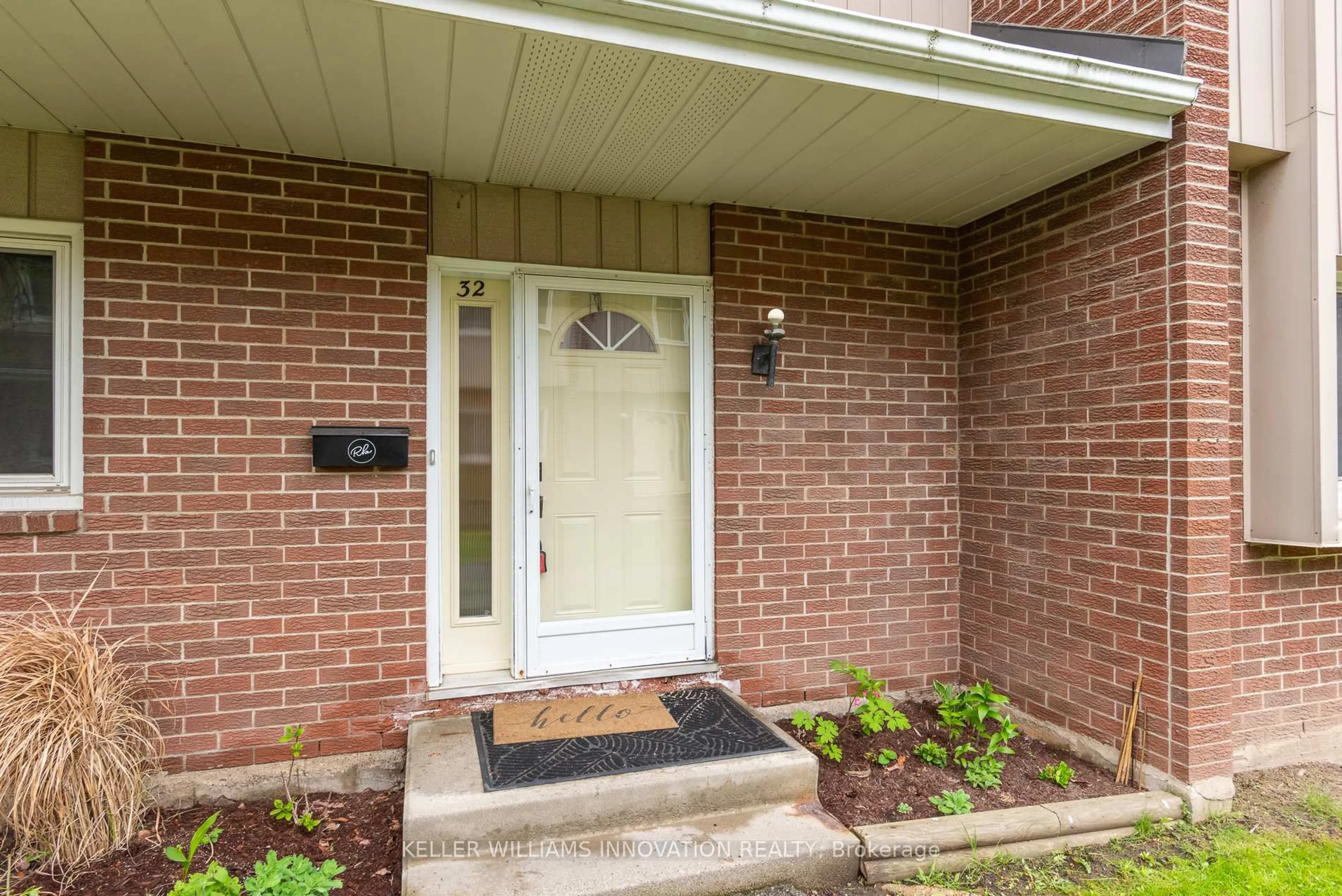 Indoor entryway for 121 University Ave #32, Waterloo Ontario N2J 4J1