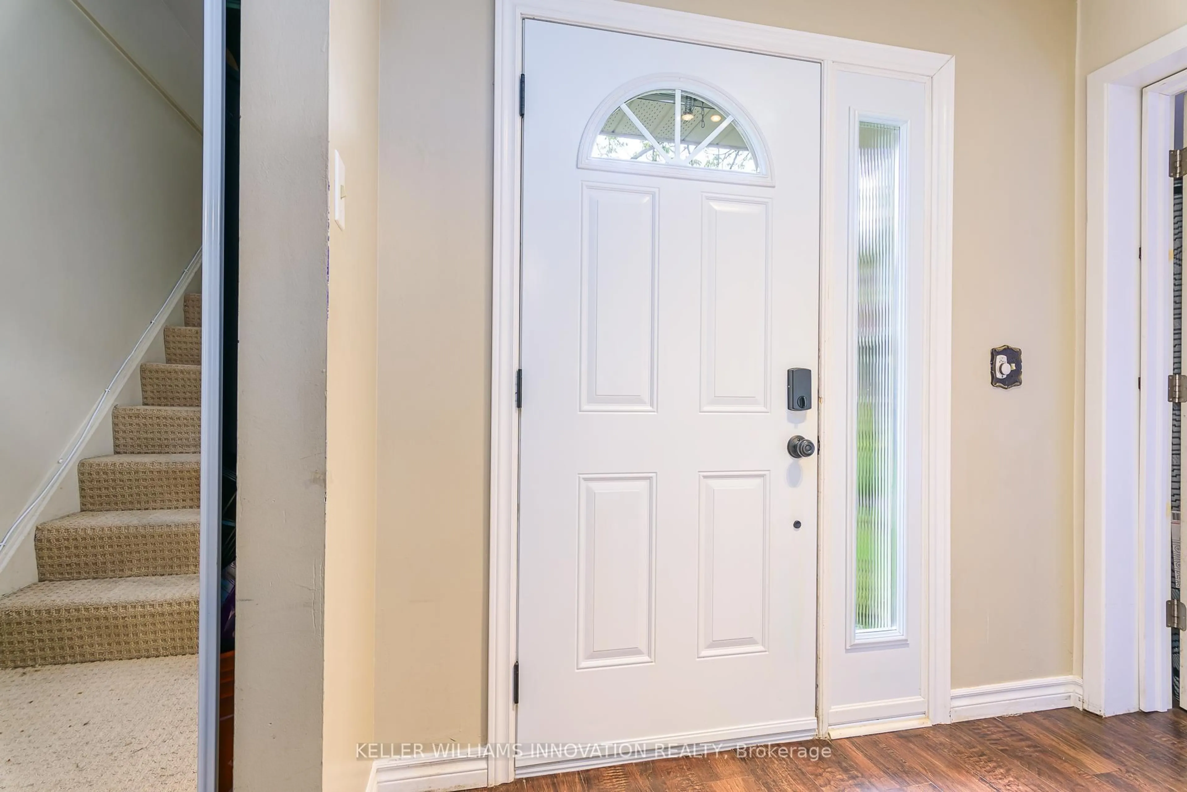 Indoor entryway for 121 University Ave #32, Waterloo Ontario N2J 4J1