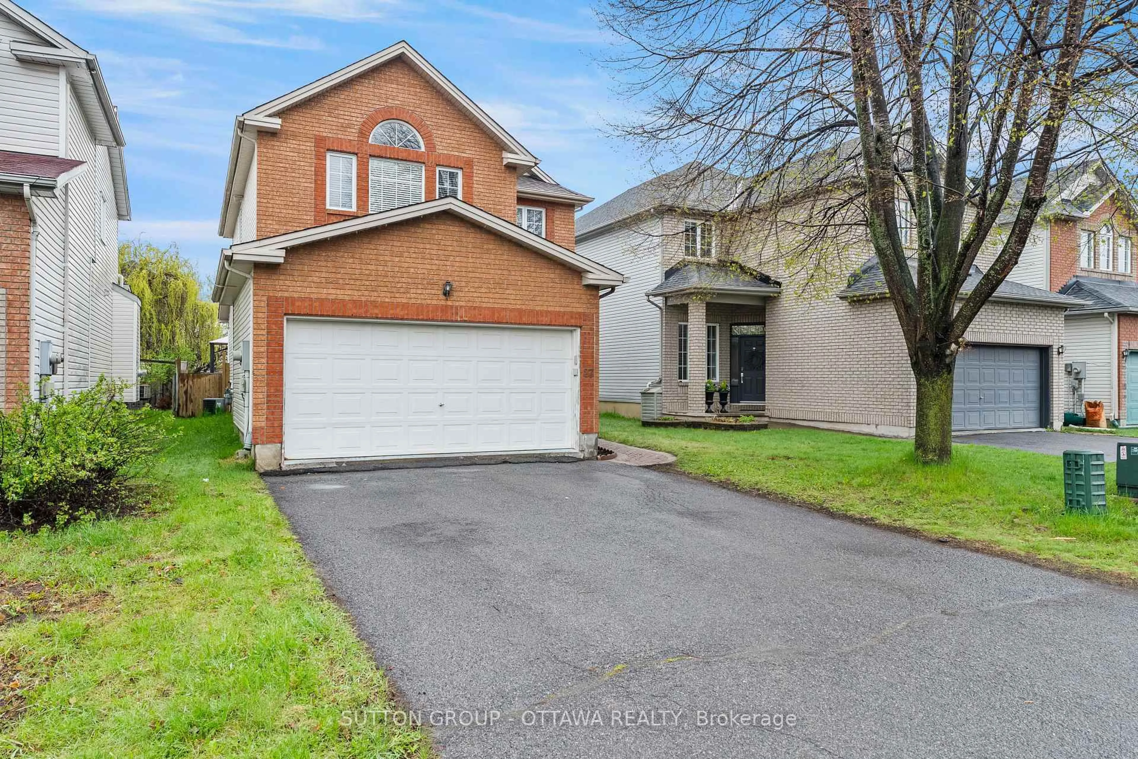 A pic from outside/outdoor area/front of a property/back of a property/a pic from drone, street for 27 Narin St, Kanata Ontario K2V 1B6