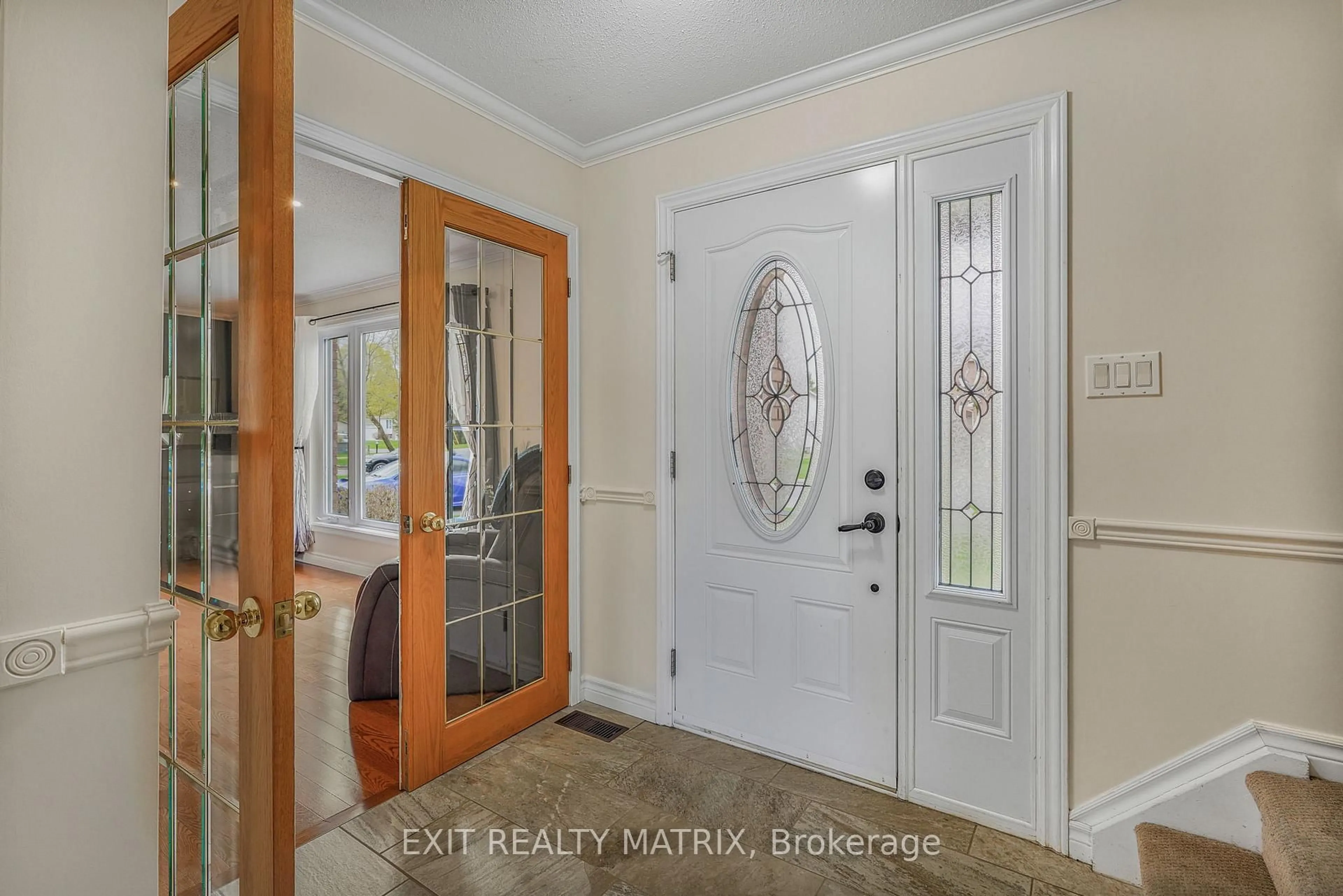 Indoor entryway for 217 MacDougall St, Russell Ontario K4R 1A5