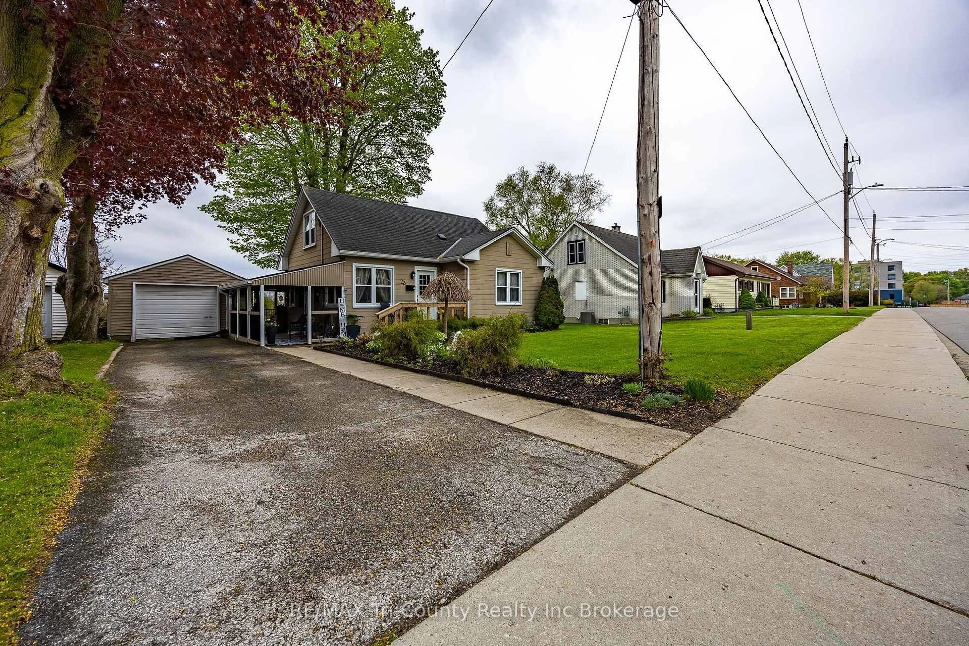 A pic from outside/outdoor area/front of a property/back of a property/a pic from drone, street for 23 Pine St, Tillsonburg Ontario N4G 1L5