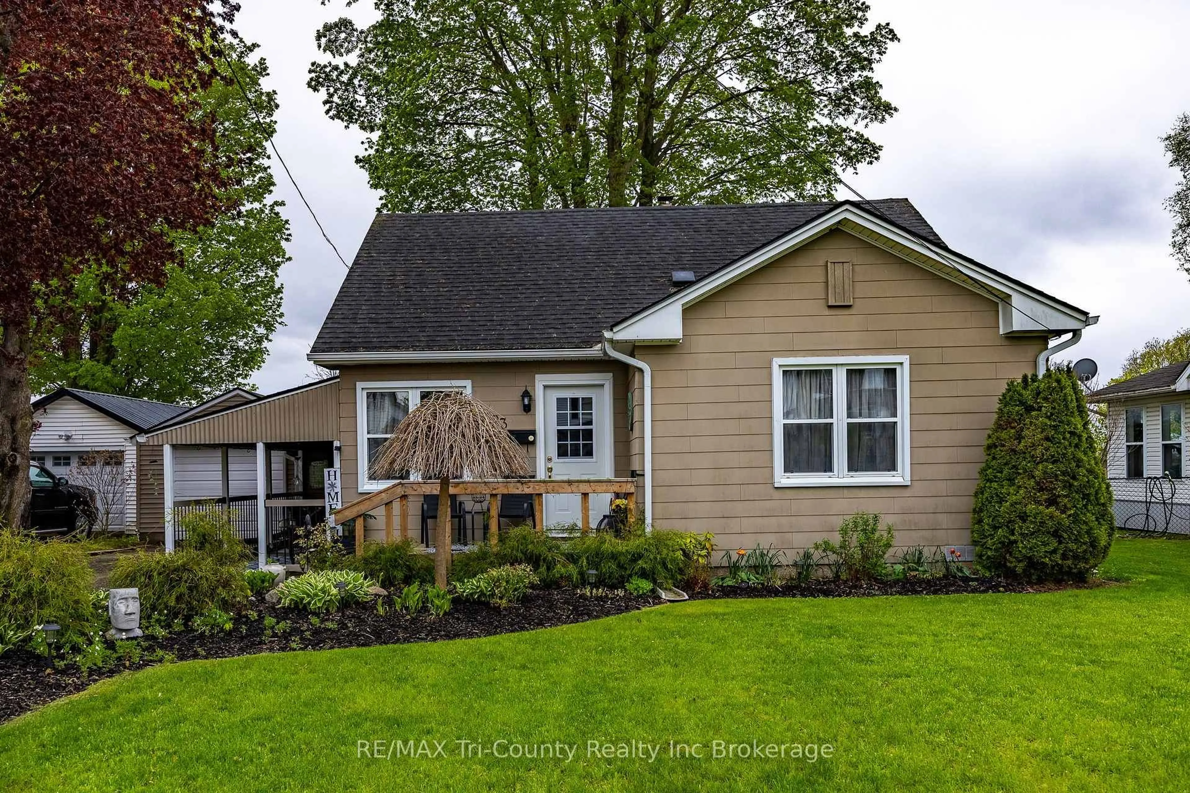 Home with vinyl exterior material, street for 23 Pine St, Tillsonburg Ontario N4G 1L5