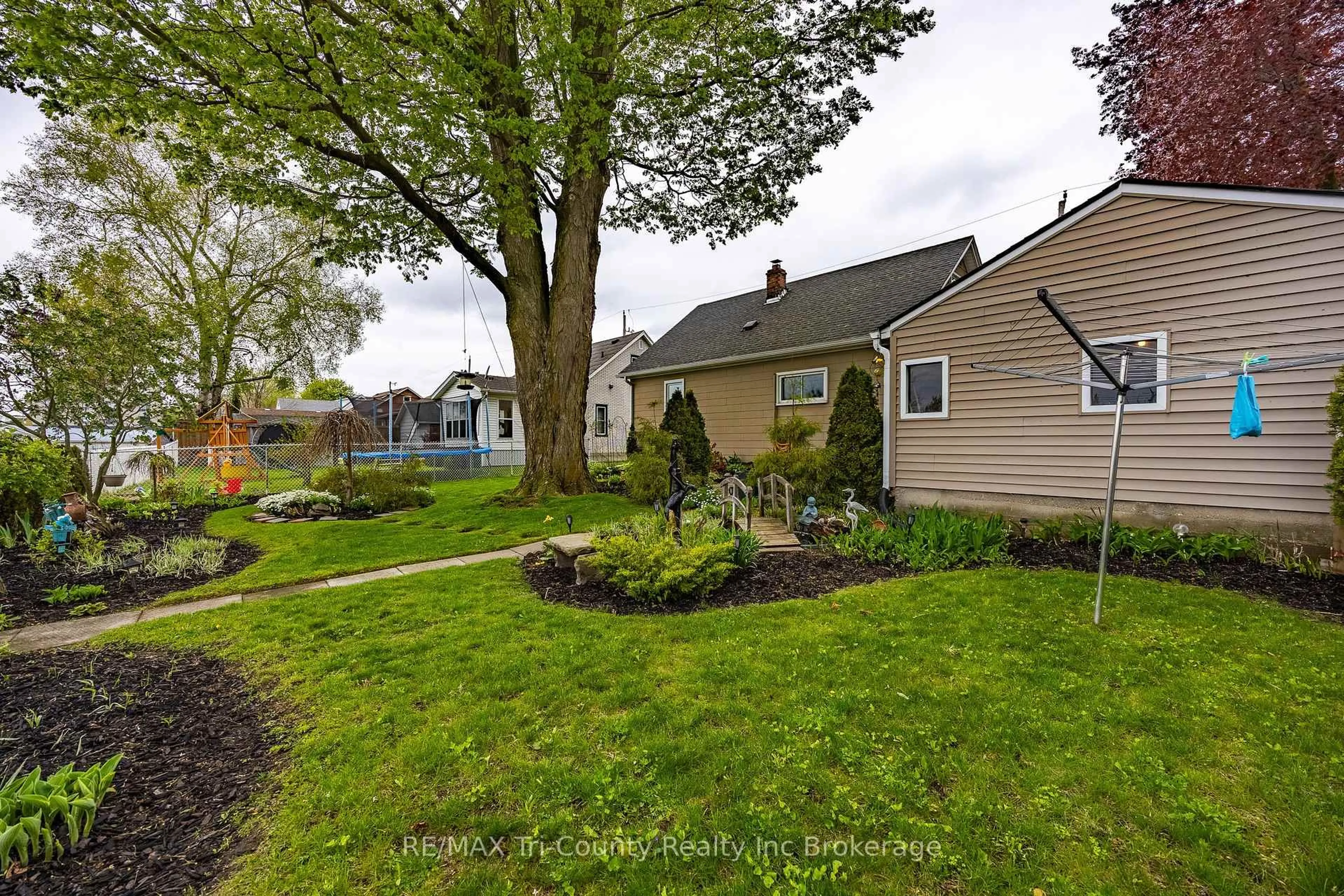 Patio, street for 23 Pine St, Tillsonburg Ontario N4G 1L5