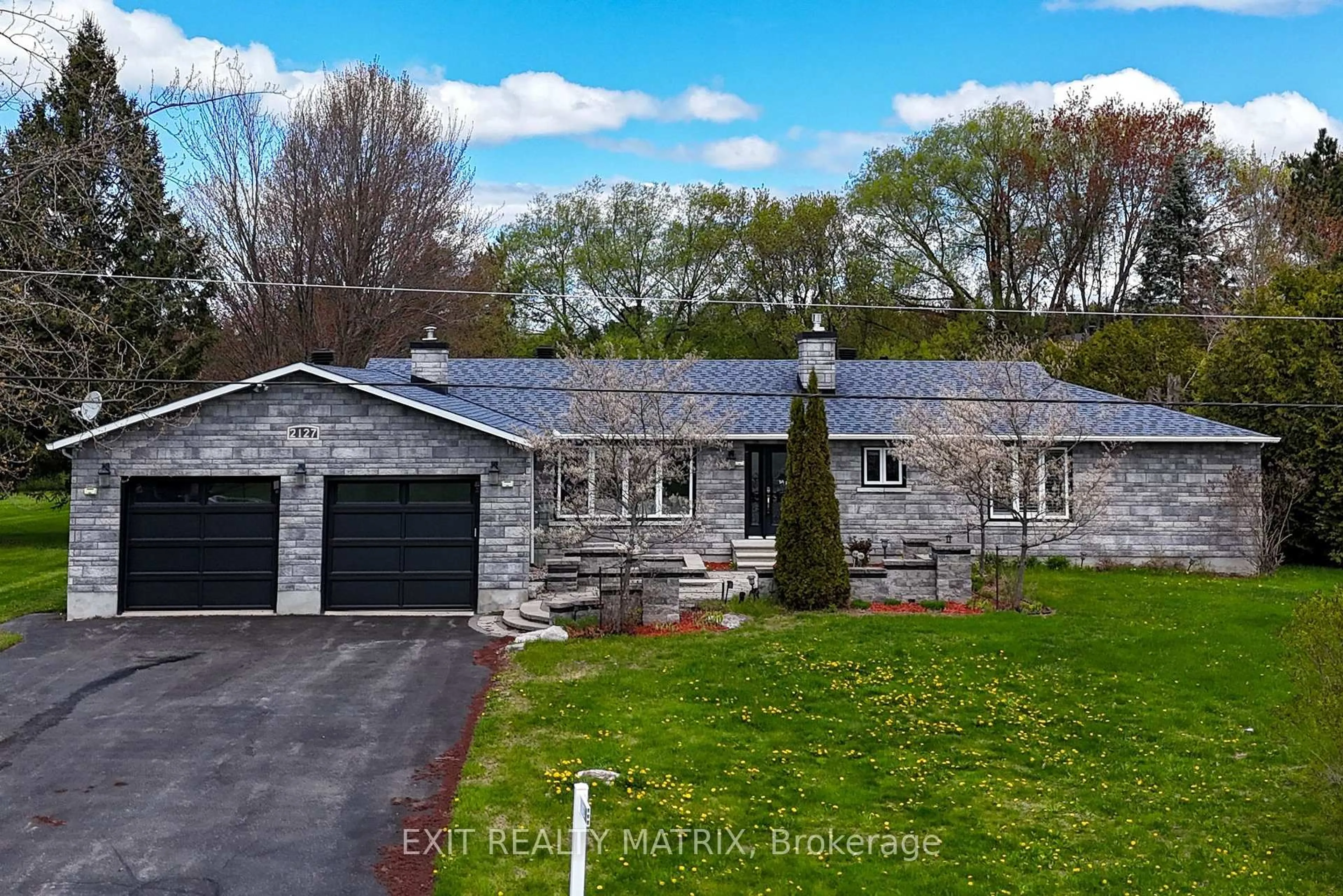 A pic from outside/outdoor area/front of a property/back of a property/a pic from drone, street for 2127 Kingsley St, Clarence-Rockland Ontario K0A 1E0