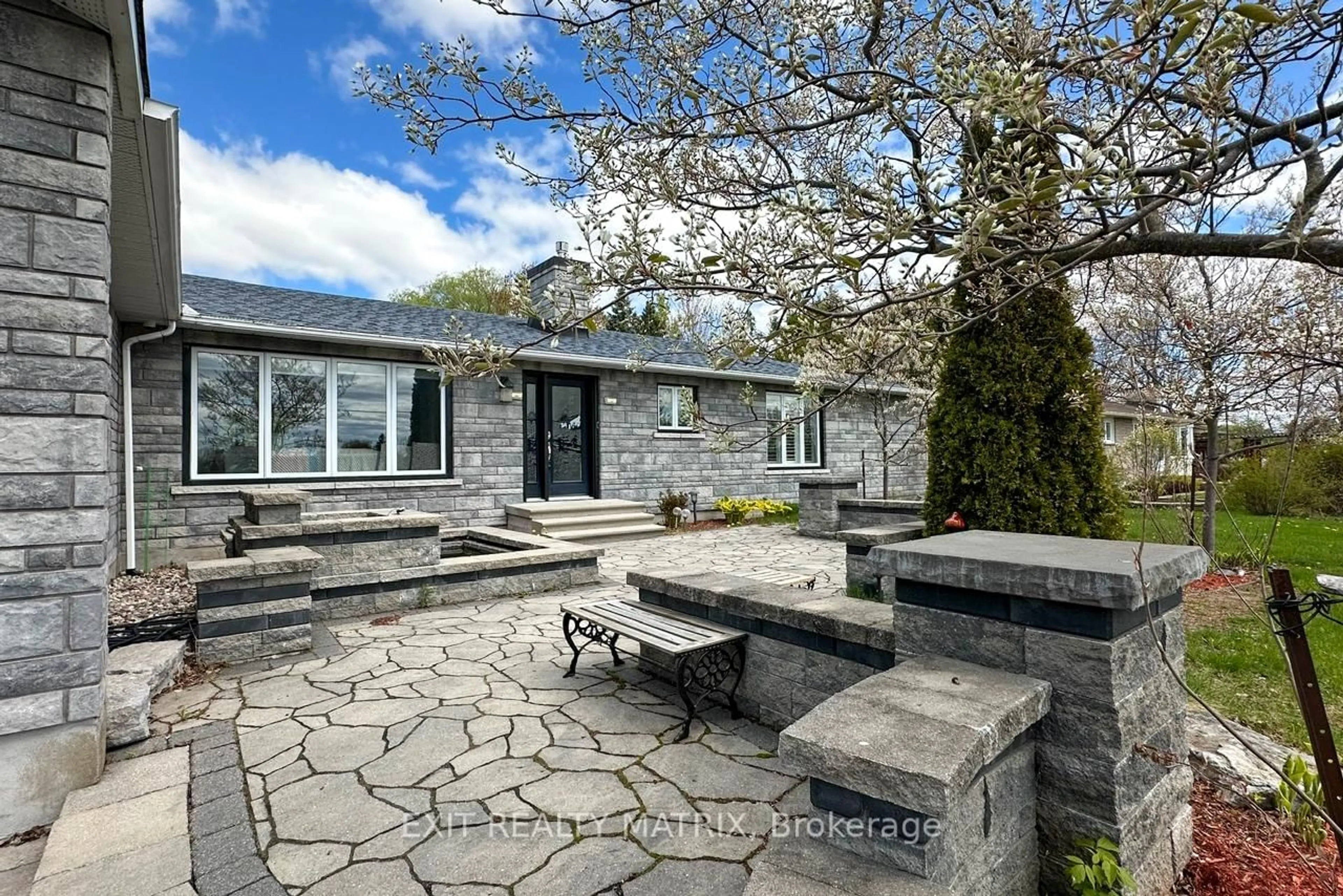 Patio, street for 2127 Kingsley St, Clarence-Rockland Ontario K0A 1E0