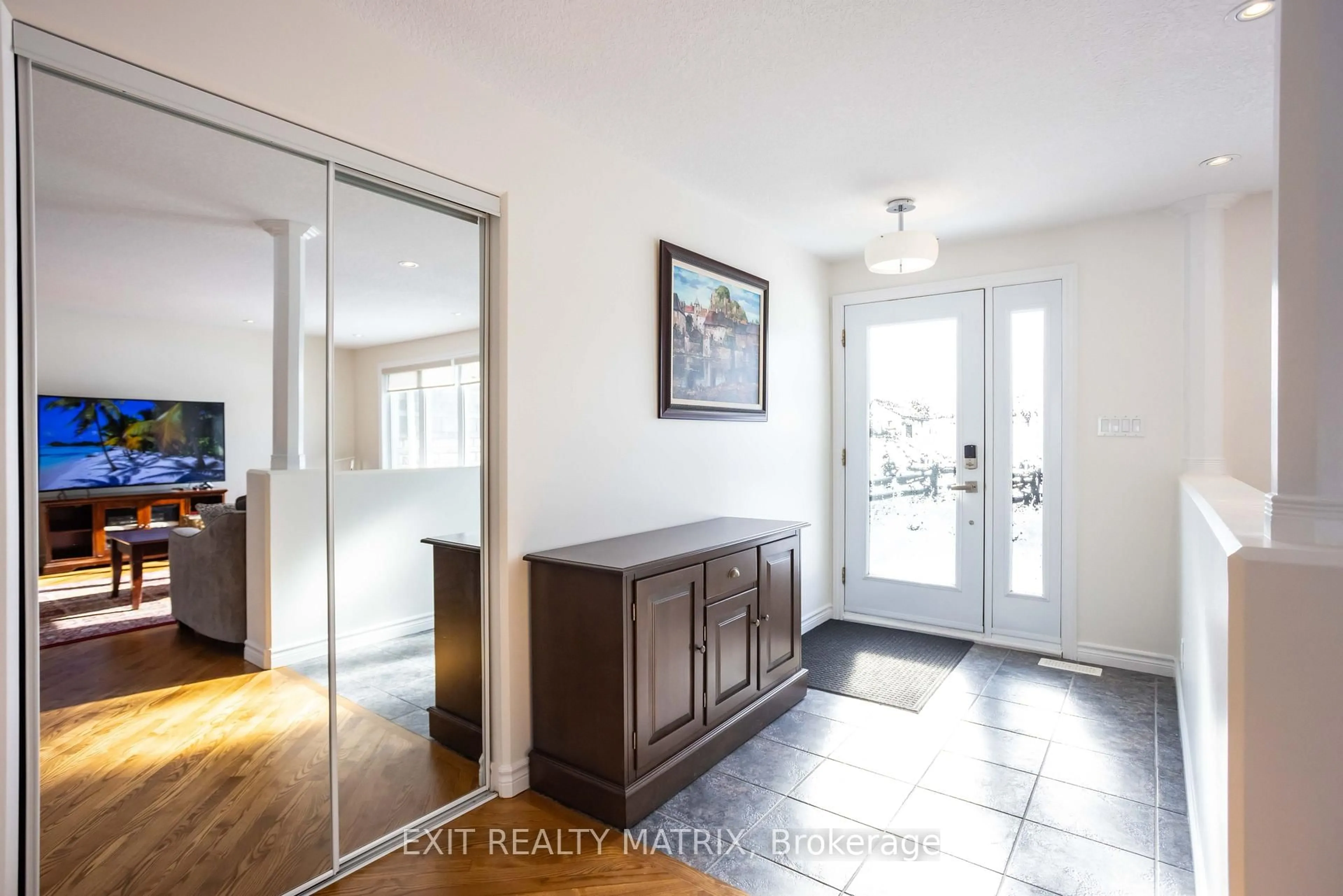 Indoor entryway for 2127 Kingsley St, Clarence-Rockland Ontario K0A 1E0