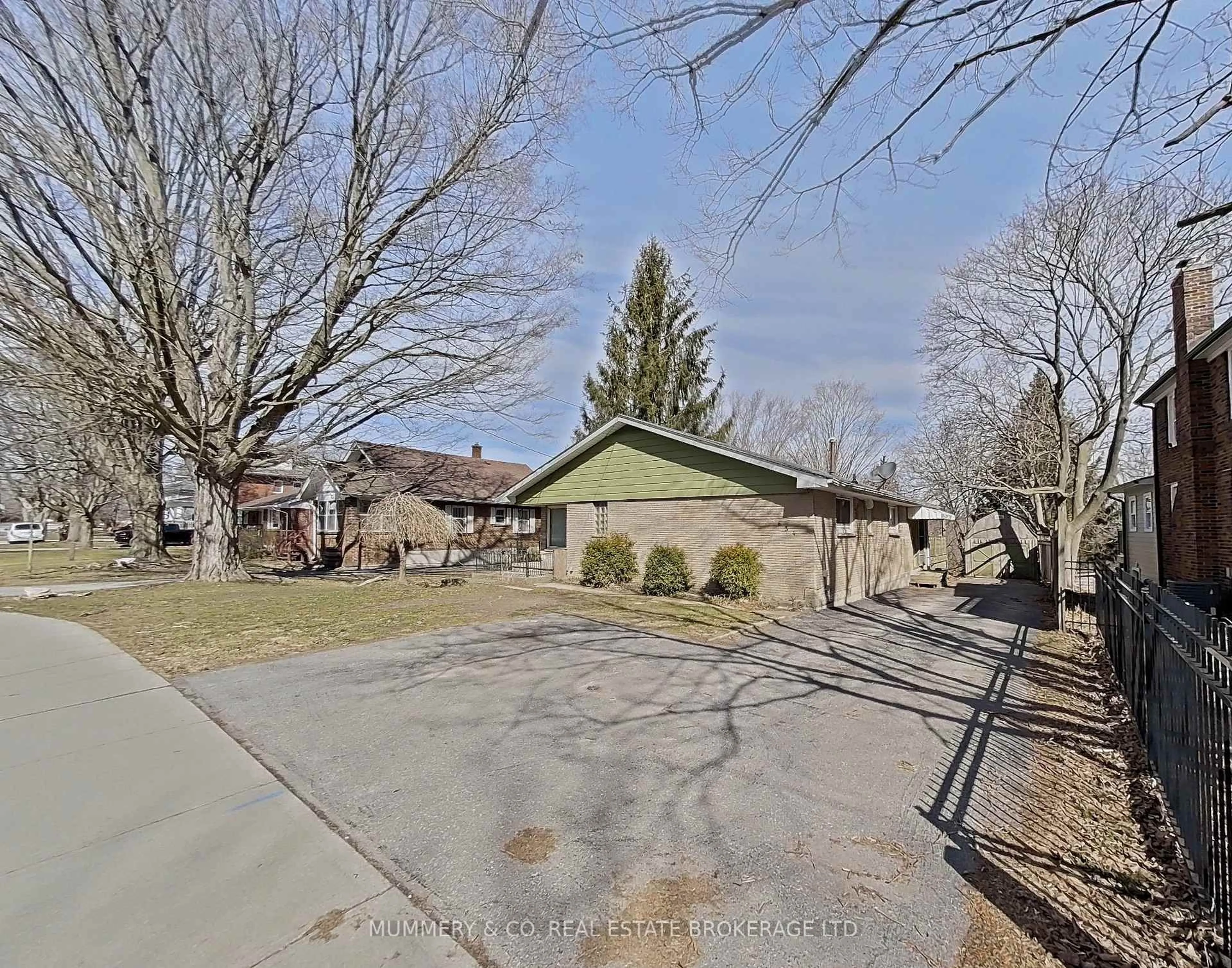 A pic from outside/outdoor area/front of a property/back of a property/a pic from drone, street for 634 St Andrew St, Norfolk Ontario N0A 1N0