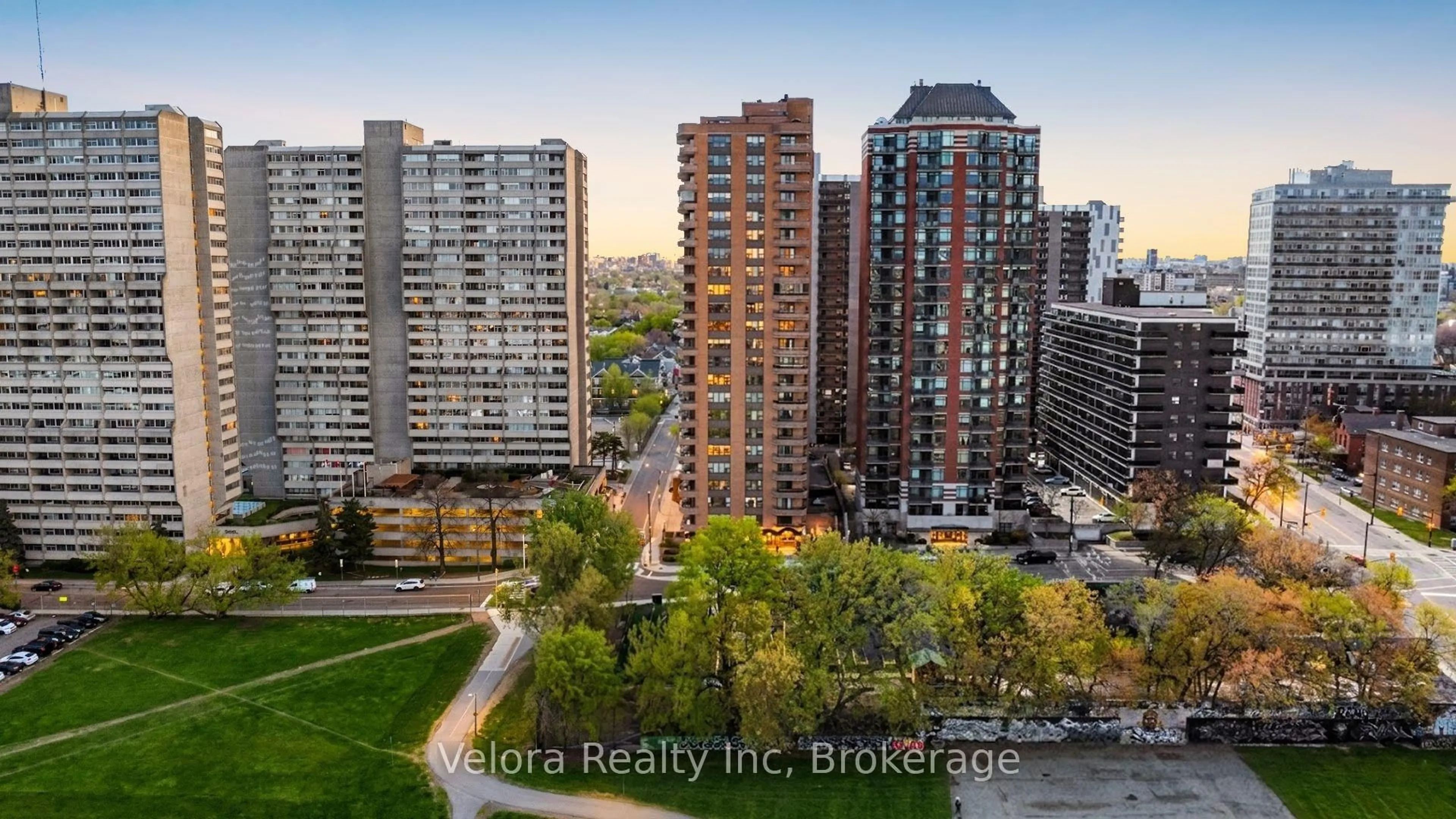 A pic from outside/outdoor area/front of a property/back of a property/a pic from drone, city buildings view from balcony for 556 Laurier Ave #1604, Ottawa Ontario K1R 7X2
