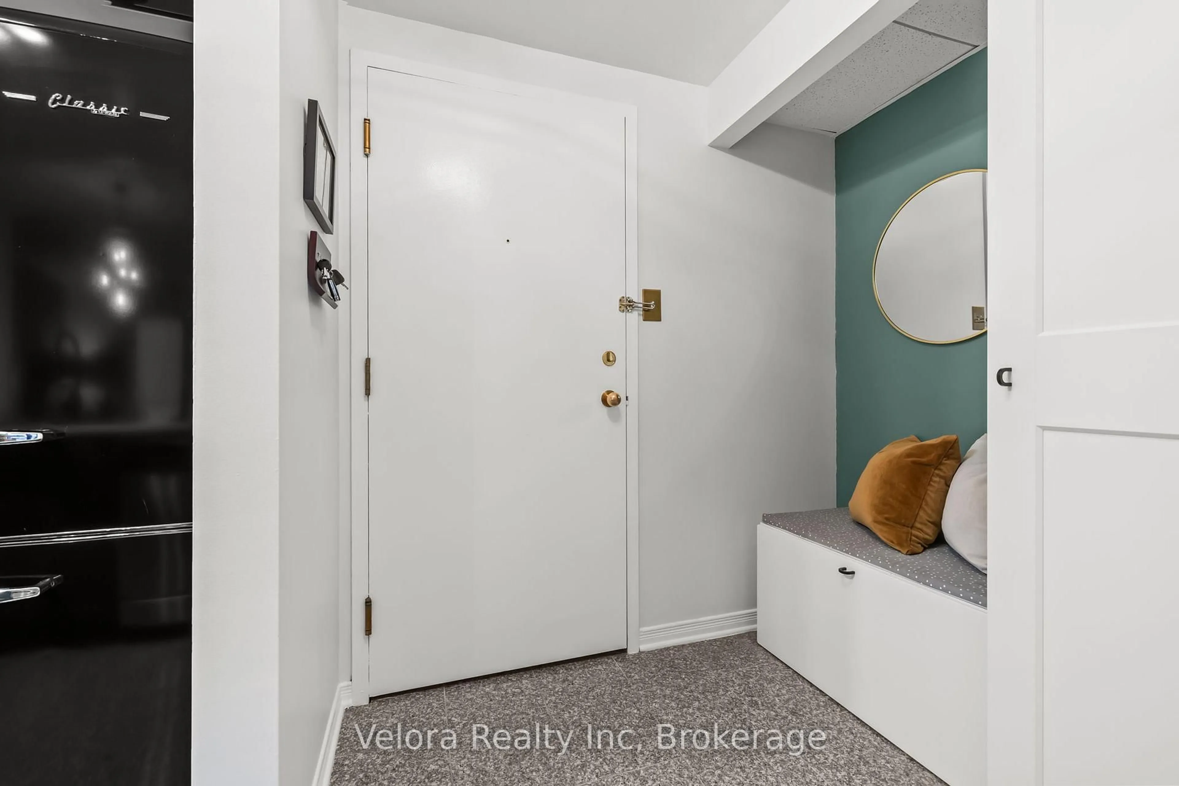 Indoor entryway for 556 Laurier Ave #1604, Ottawa Ontario K1R 7X2