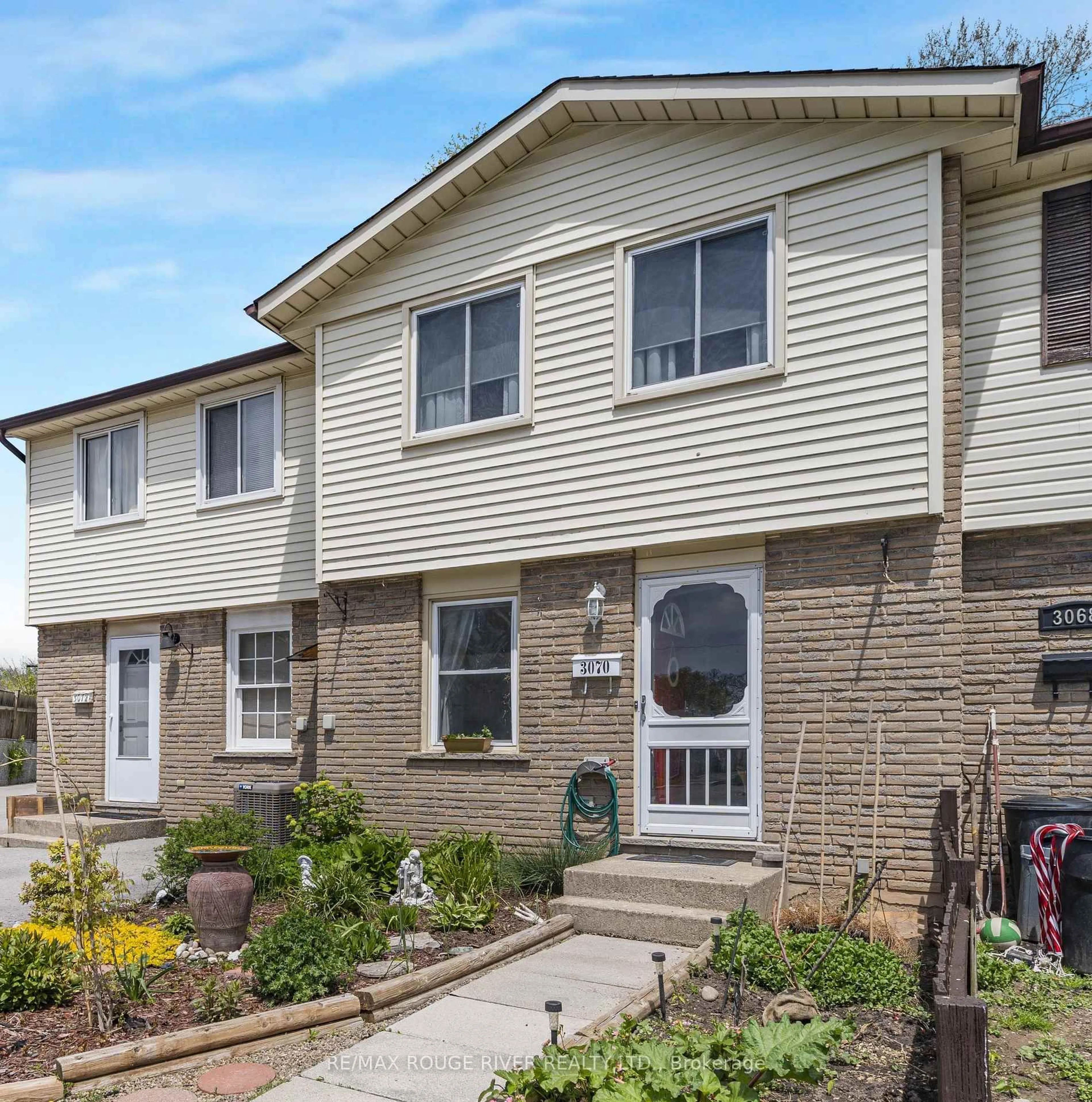 Home with vinyl exterior material, street for 3070 Empire Pl, Niagara Falls Ontario L2J 3L8
