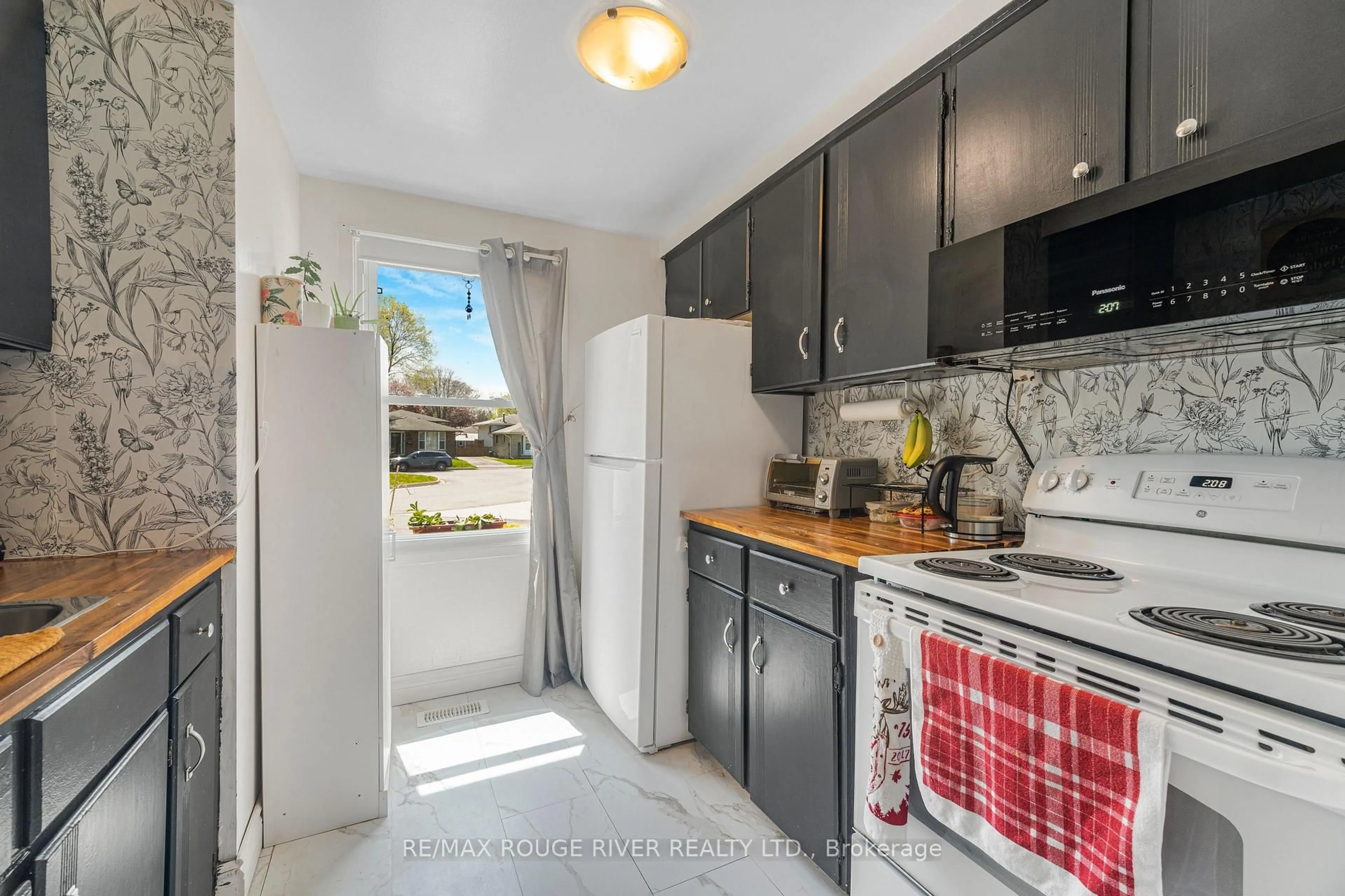 Standard kitchen, ceramic/tile floor for 3070 Empire Pl, Niagara Falls Ontario L2J 3L8