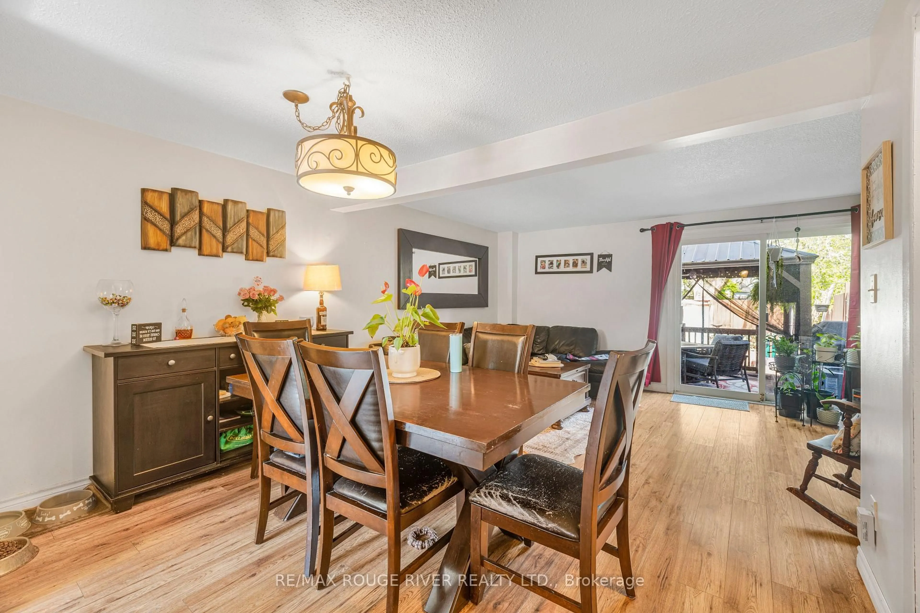 Dining room, wood/laminate floor for 3070 Empire Pl, Niagara Falls Ontario L2J 3L8