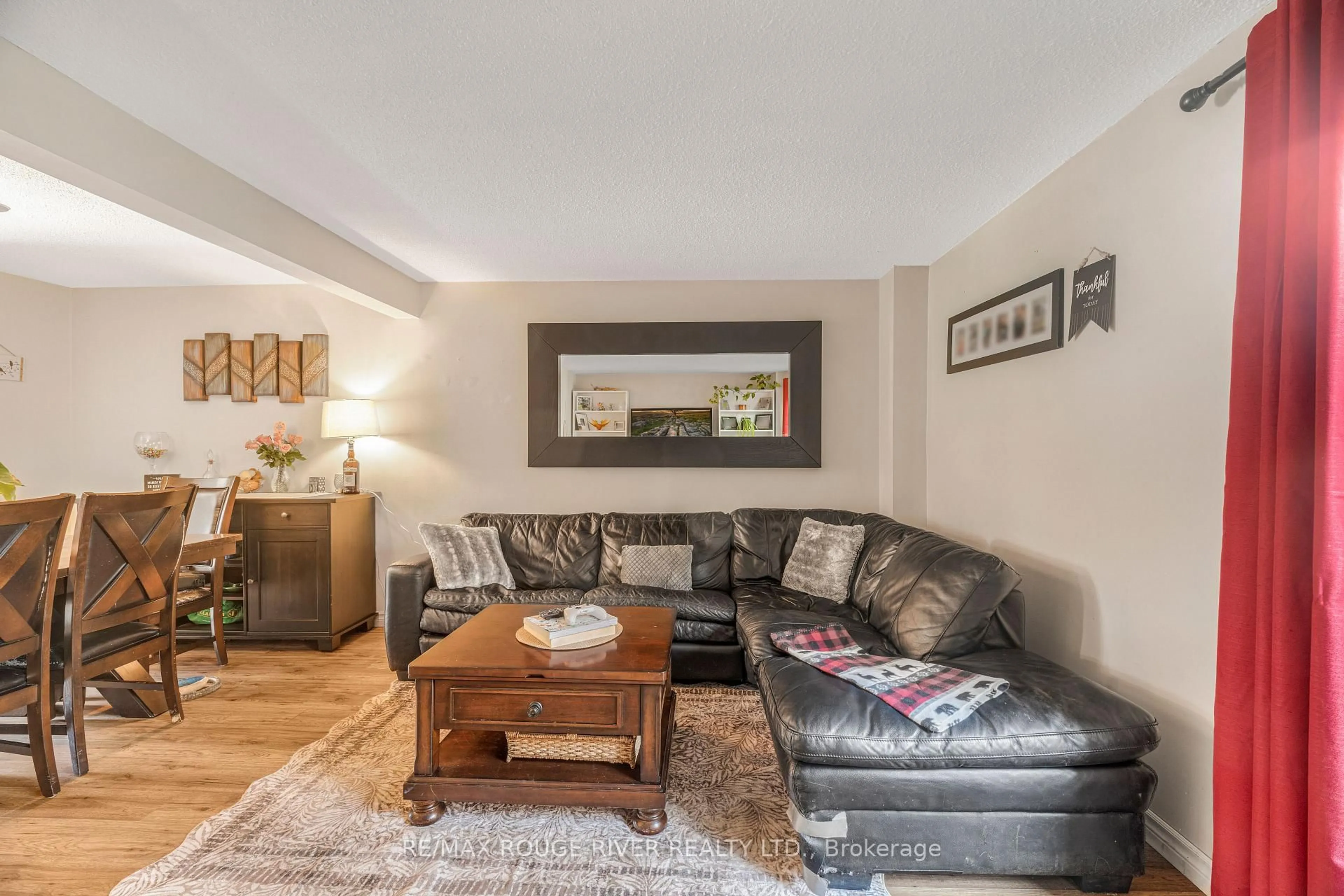 Living room with furniture, wood/laminate floor for 3070 Empire Pl, Niagara Falls Ontario L2J 3L8