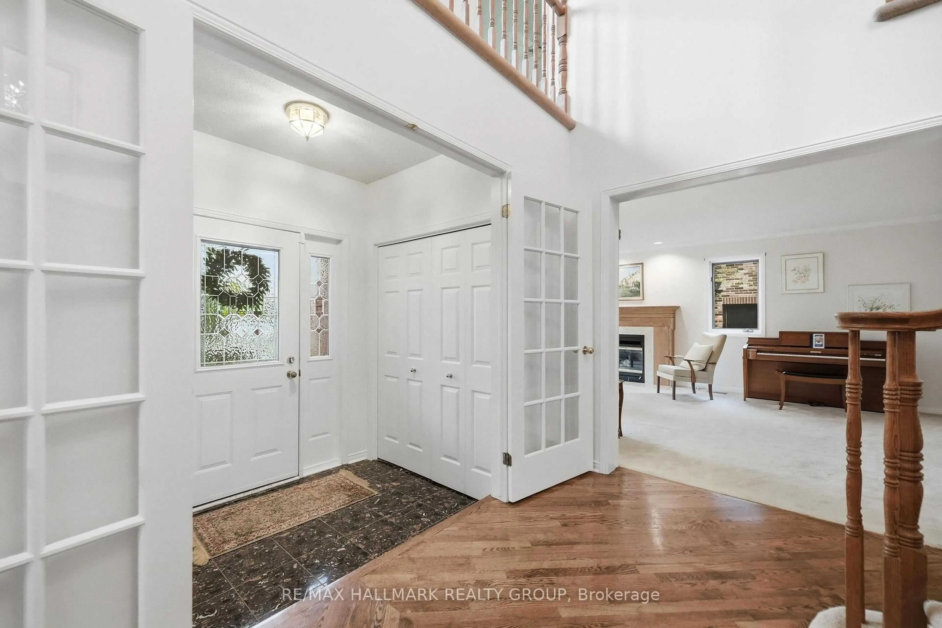 Indoor entryway for 20 Halldorson Cres, Kanata Ontario K2K 2C7
