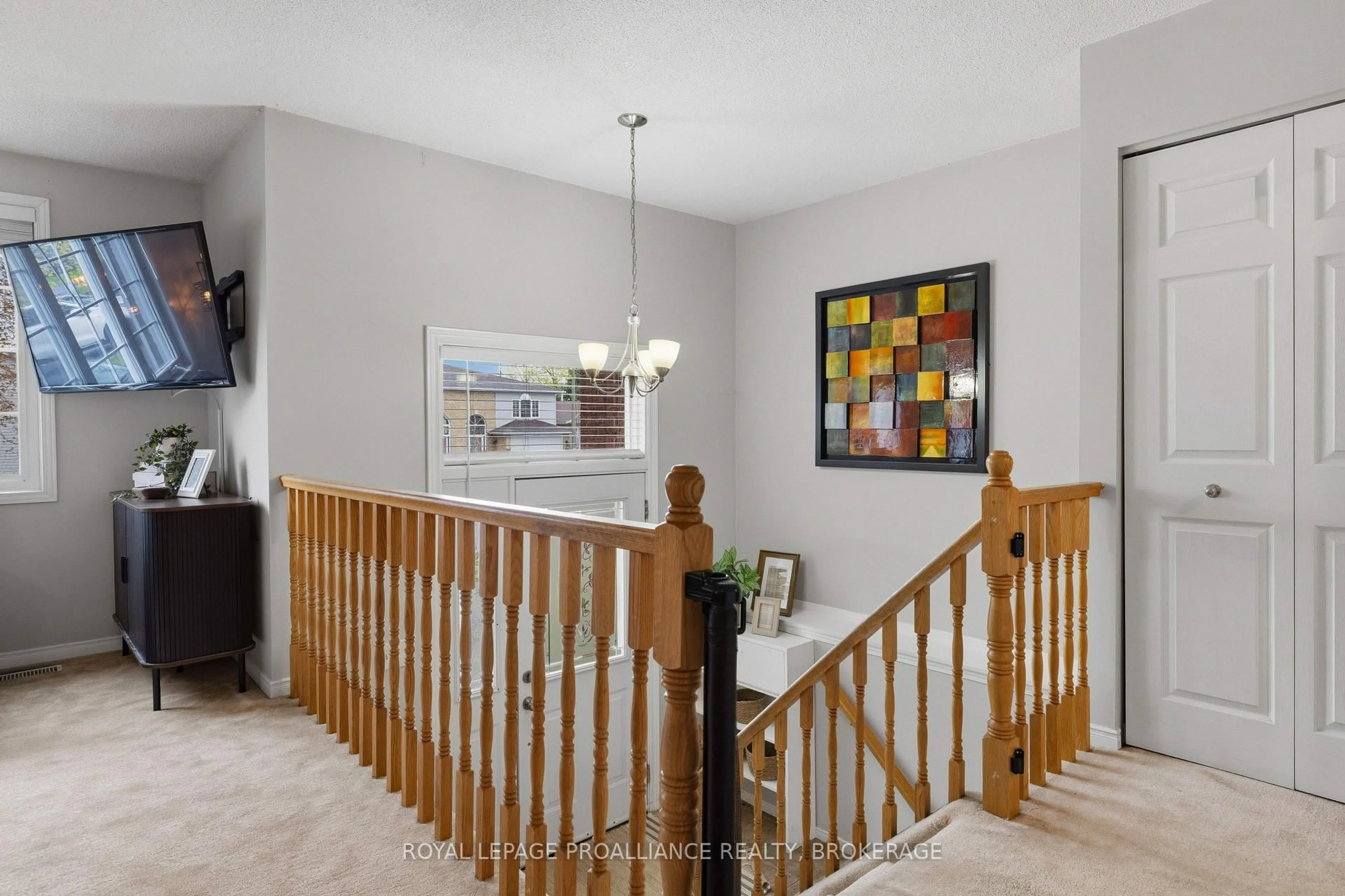Indoor foyer for 1044 Waterbury Cres, Kingston Ontario K7M 8V5