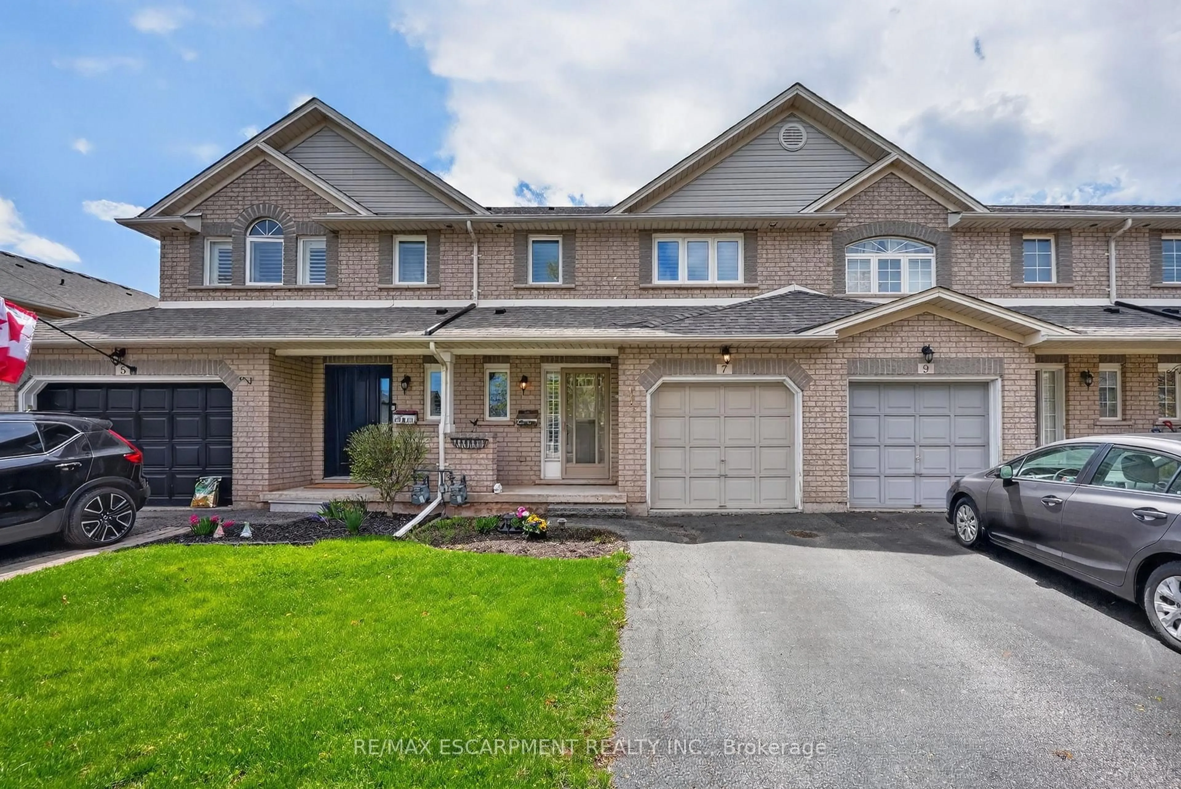 Home with brick exterior material, street for 7 Elderberry Ave, Grimsby Ontario L3M 5M9