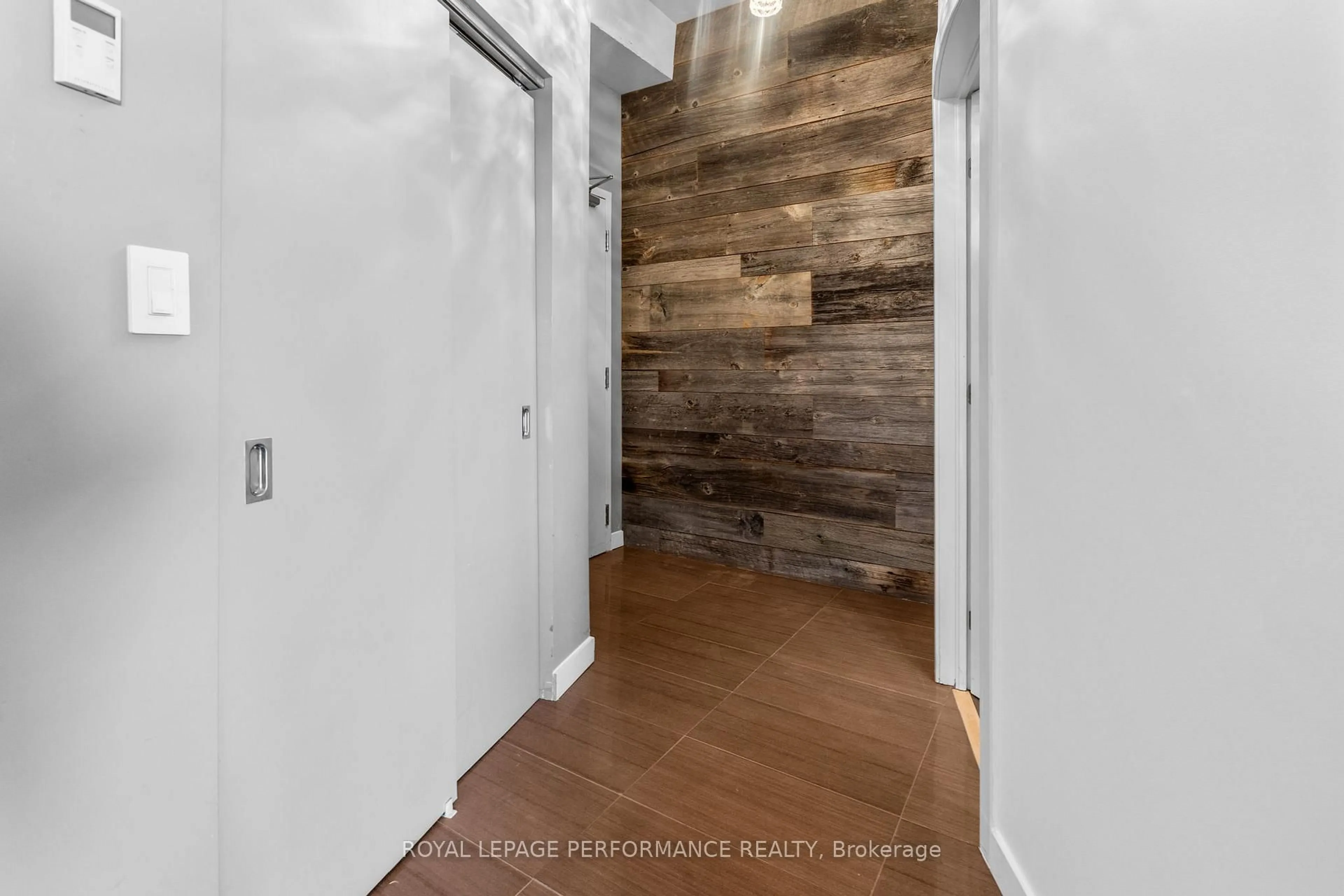 Indoor entryway for 320 Parkdale Ave #602, Ottawa Ontario K1Y 4X9