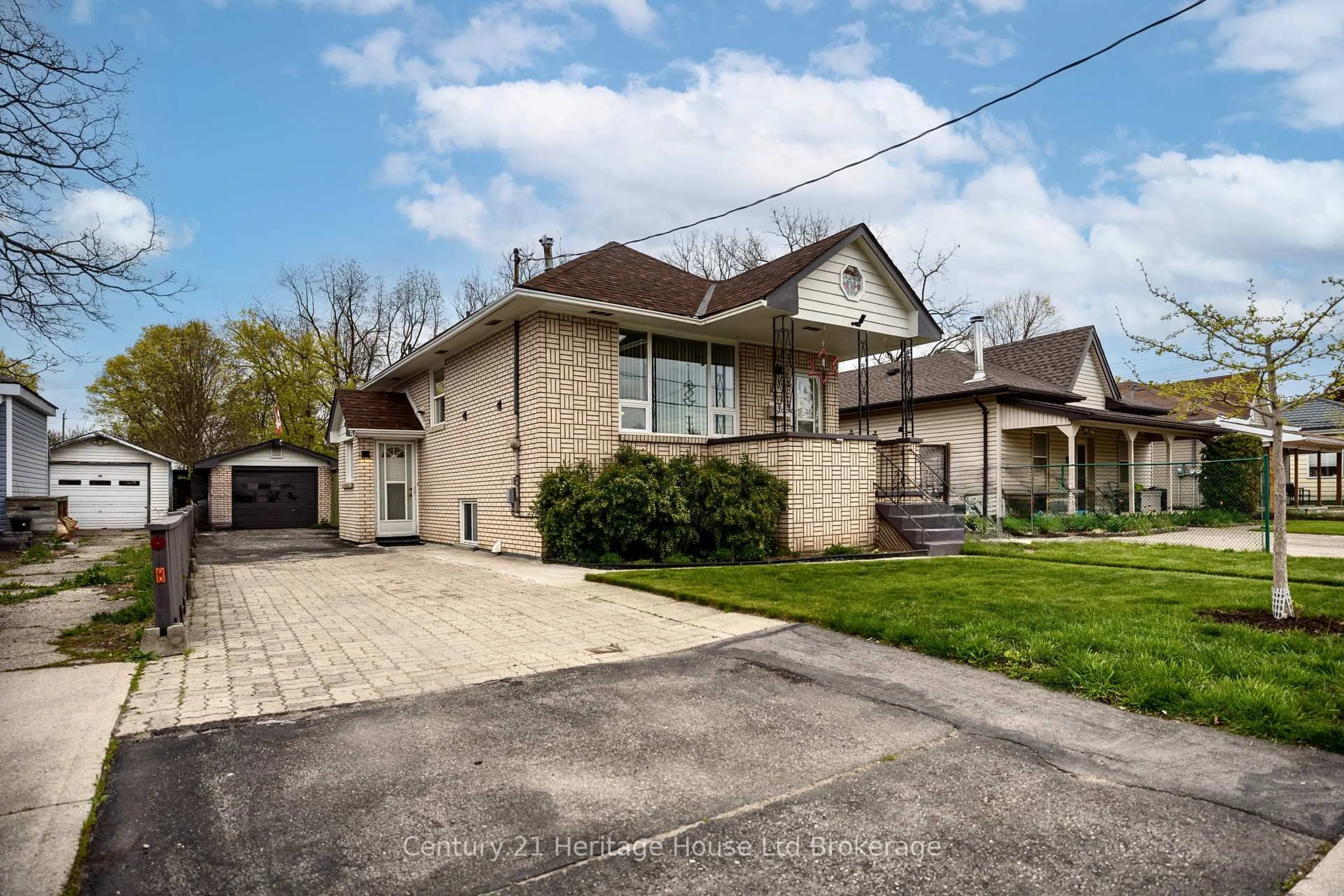 A pic from outside/outdoor area/front of a property/back of a property/a pic from drone, street for 454 Grey St, London East Ontario N6B 1H3