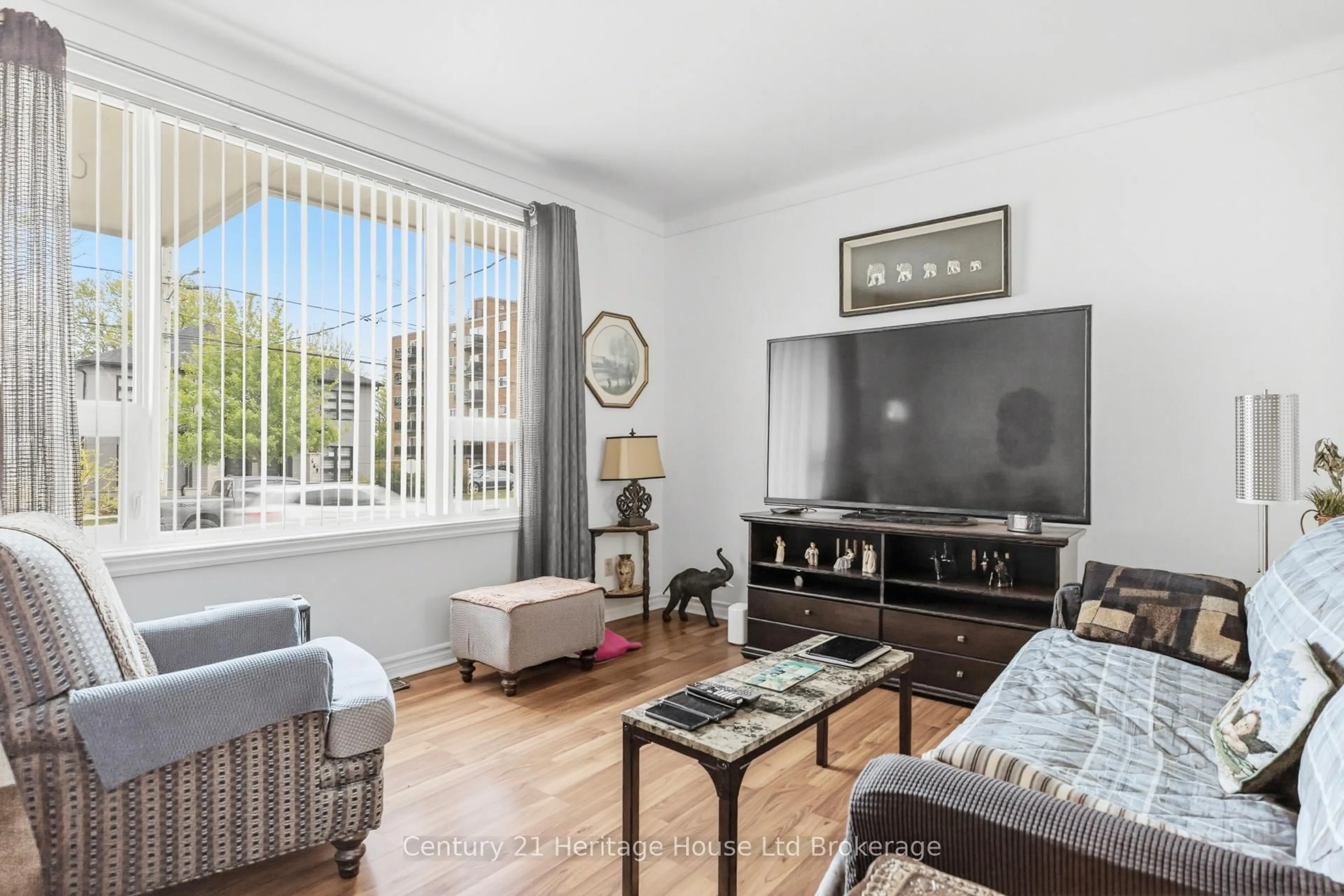 Living room with furniture, unknown for 454 Grey St, London East Ontario N6B 1H3