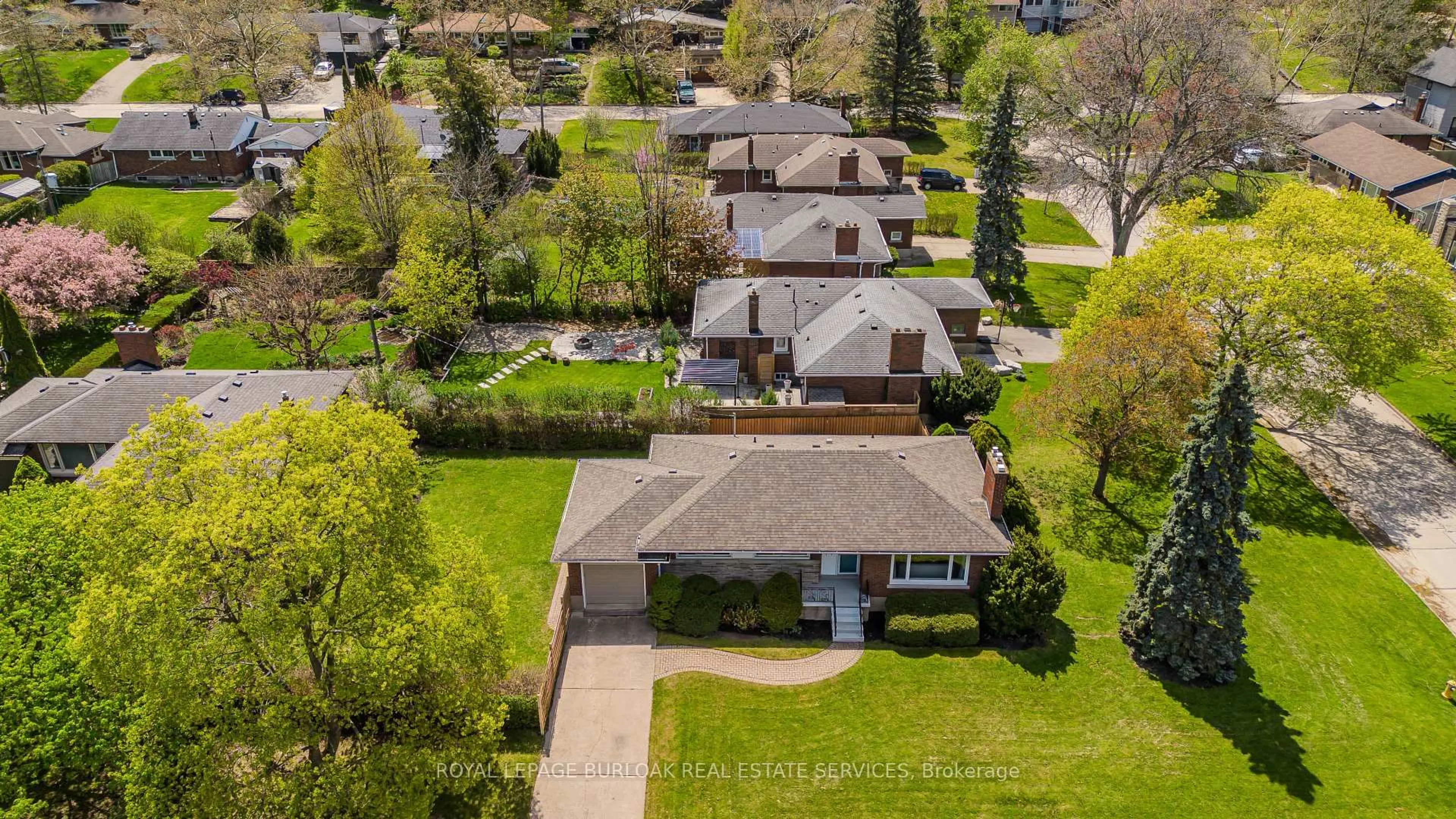 A pic from outside/outdoor area/front of a property/back of a property/a pic from drone, street for 2 Glenbarr Rd, St. Catharines Ontario L2T 1Y1