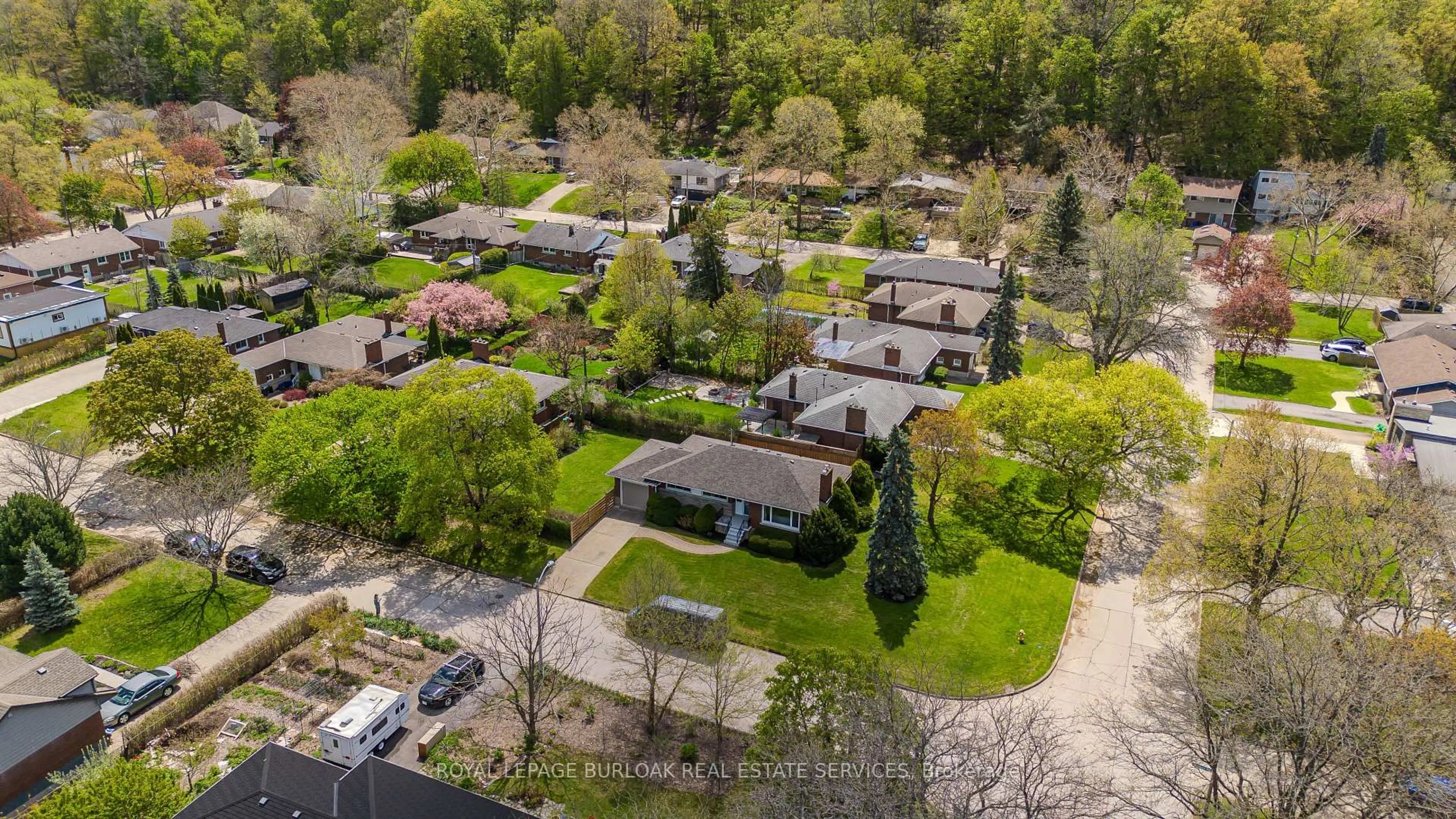 A pic from outside/outdoor area/front of a property/back of a property/a pic from drone, street for 2 Glenbarr Rd, St. Catharines Ontario L2T 1Y1