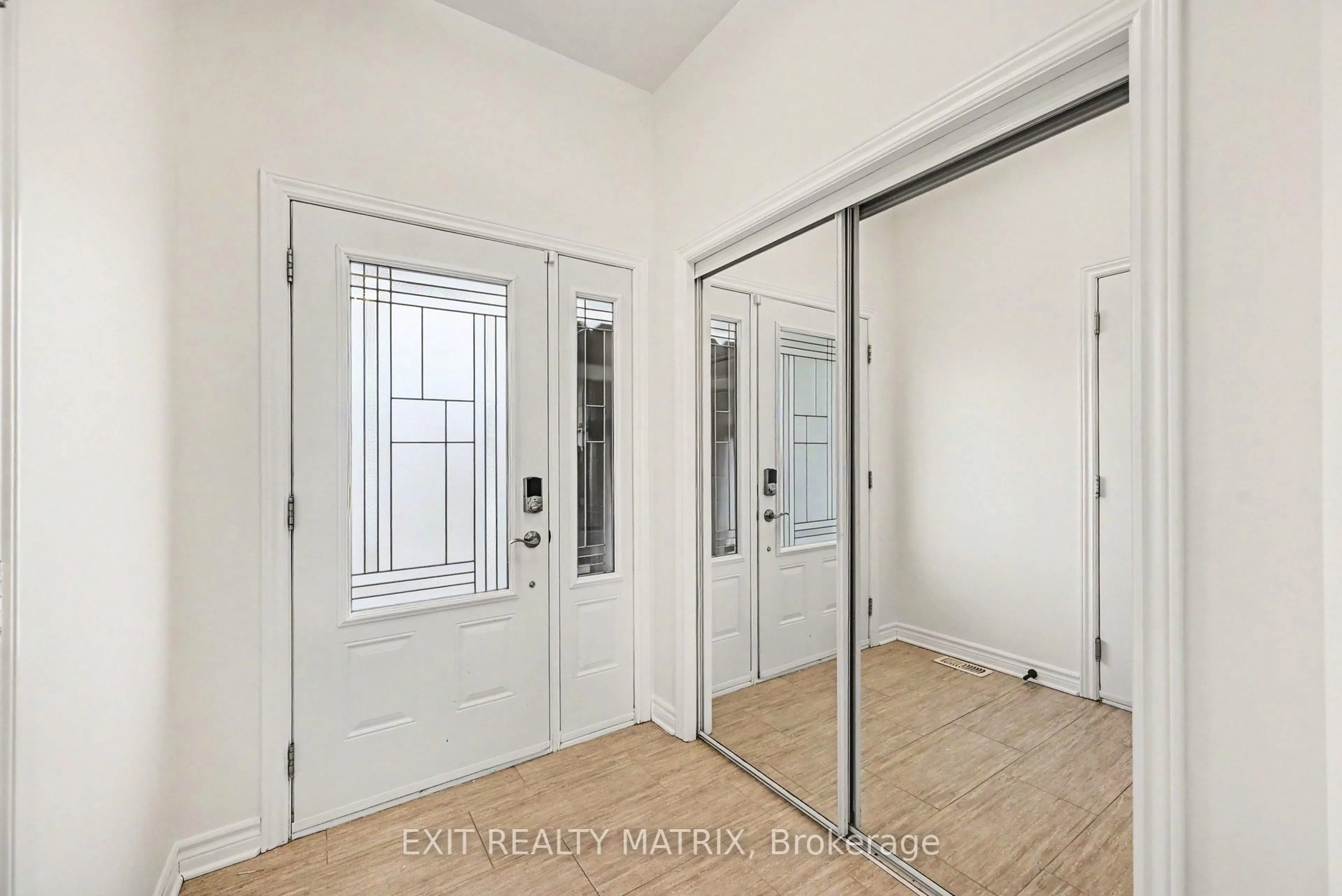 Indoor entryway for 234 Belfort St, Russell Ontario K0A 1W0