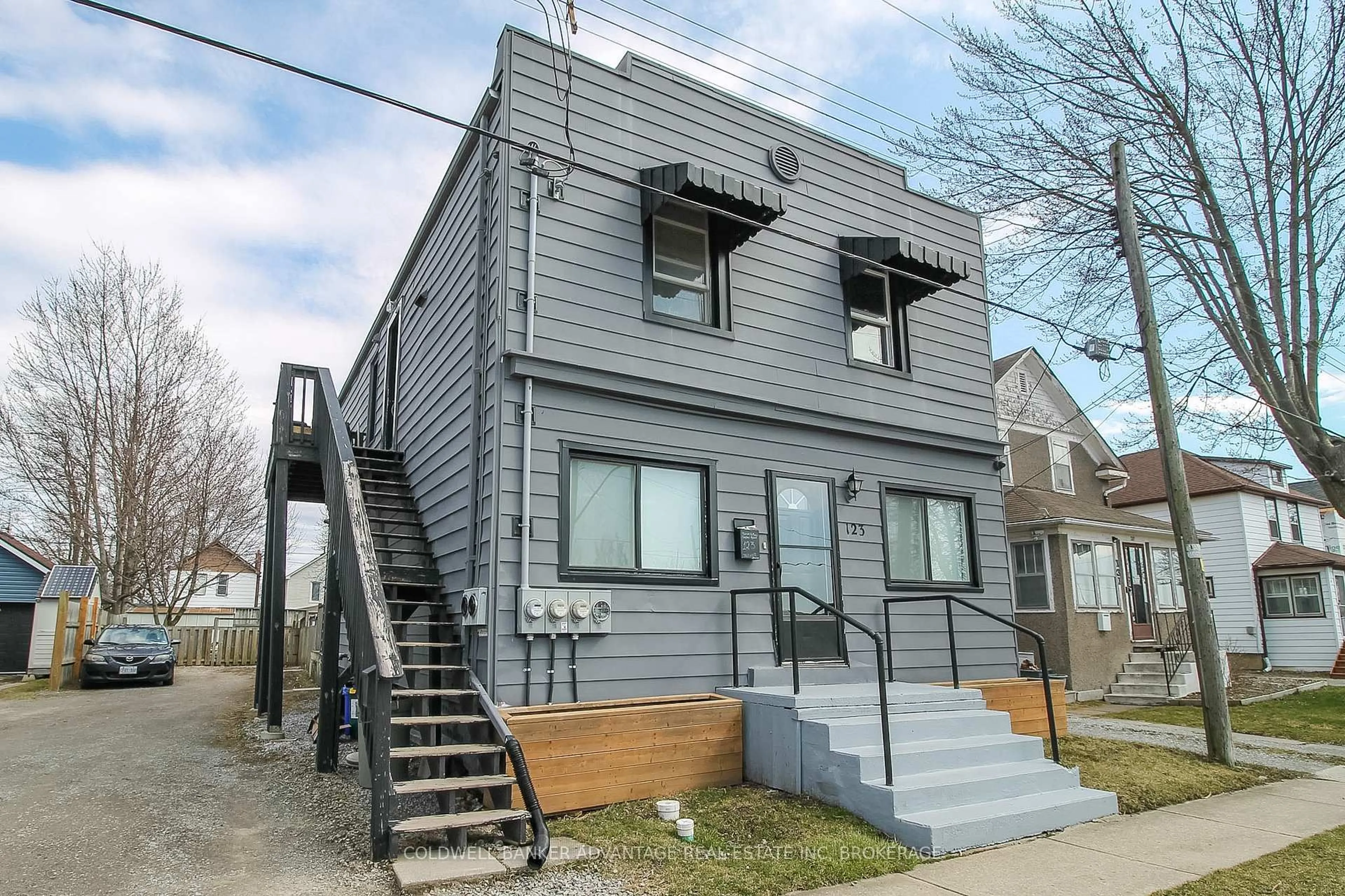 Home with vinyl exterior material, street for 123 Dain Ave, Welland Ontario L3B 3E5