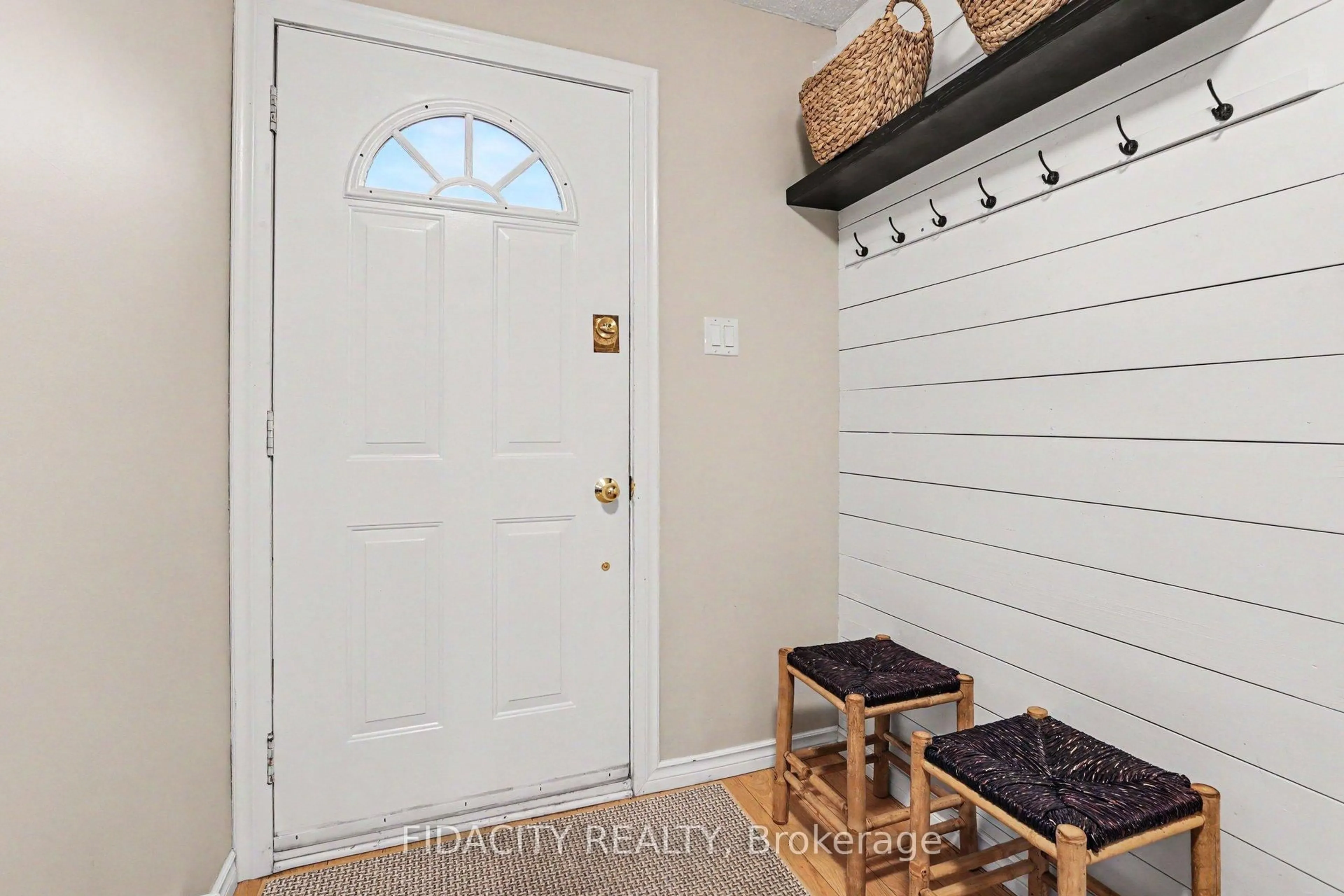 Indoor entryway for 68 King St #18, Richmond Ontario K0A 2Z0
