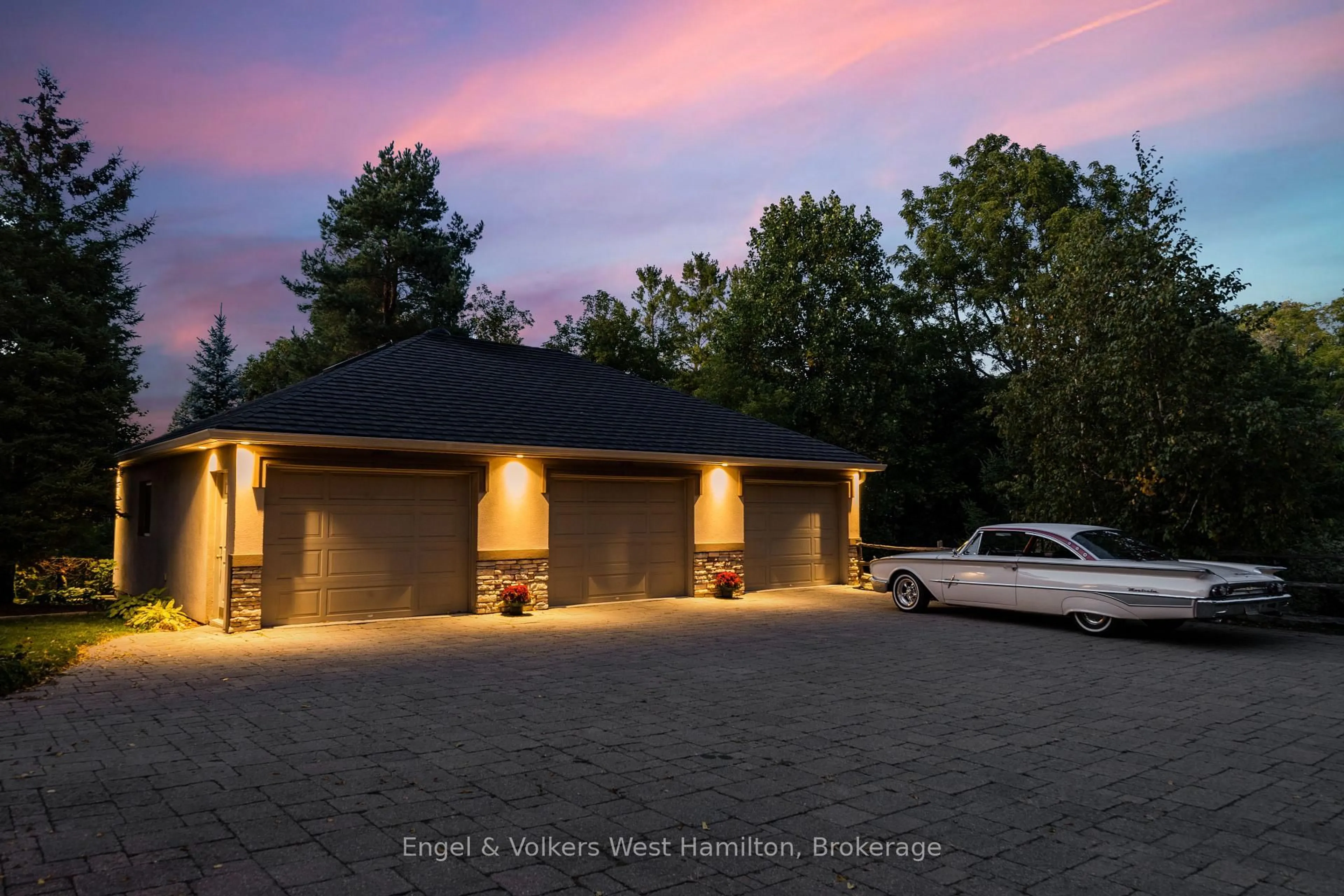 Indoor garage for 94 8 Highway, Hamilton Ontario L9H 4V5