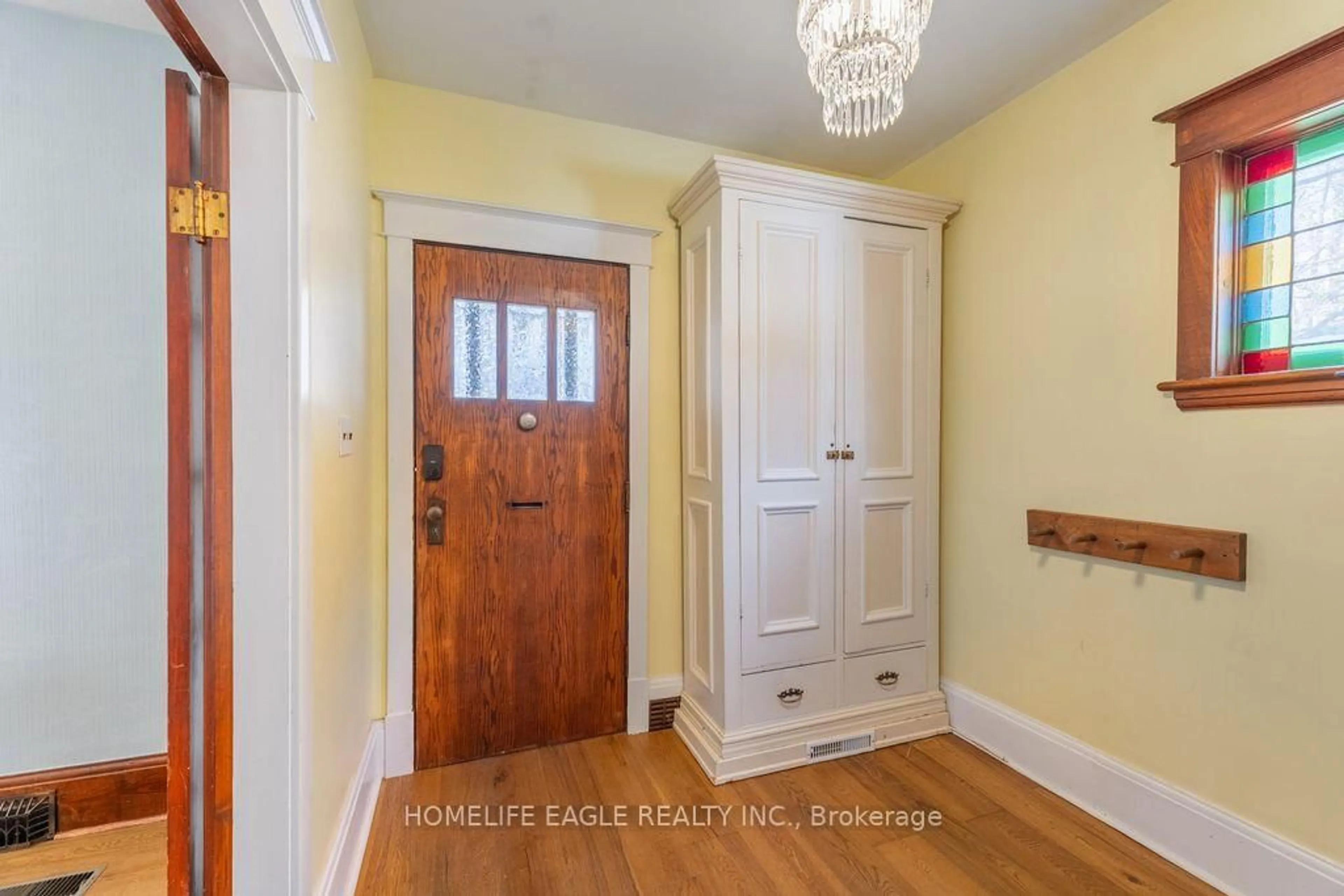 Indoor entryway for 54 Wellington St, Kawartha Lakes Ontario K9V 3N5