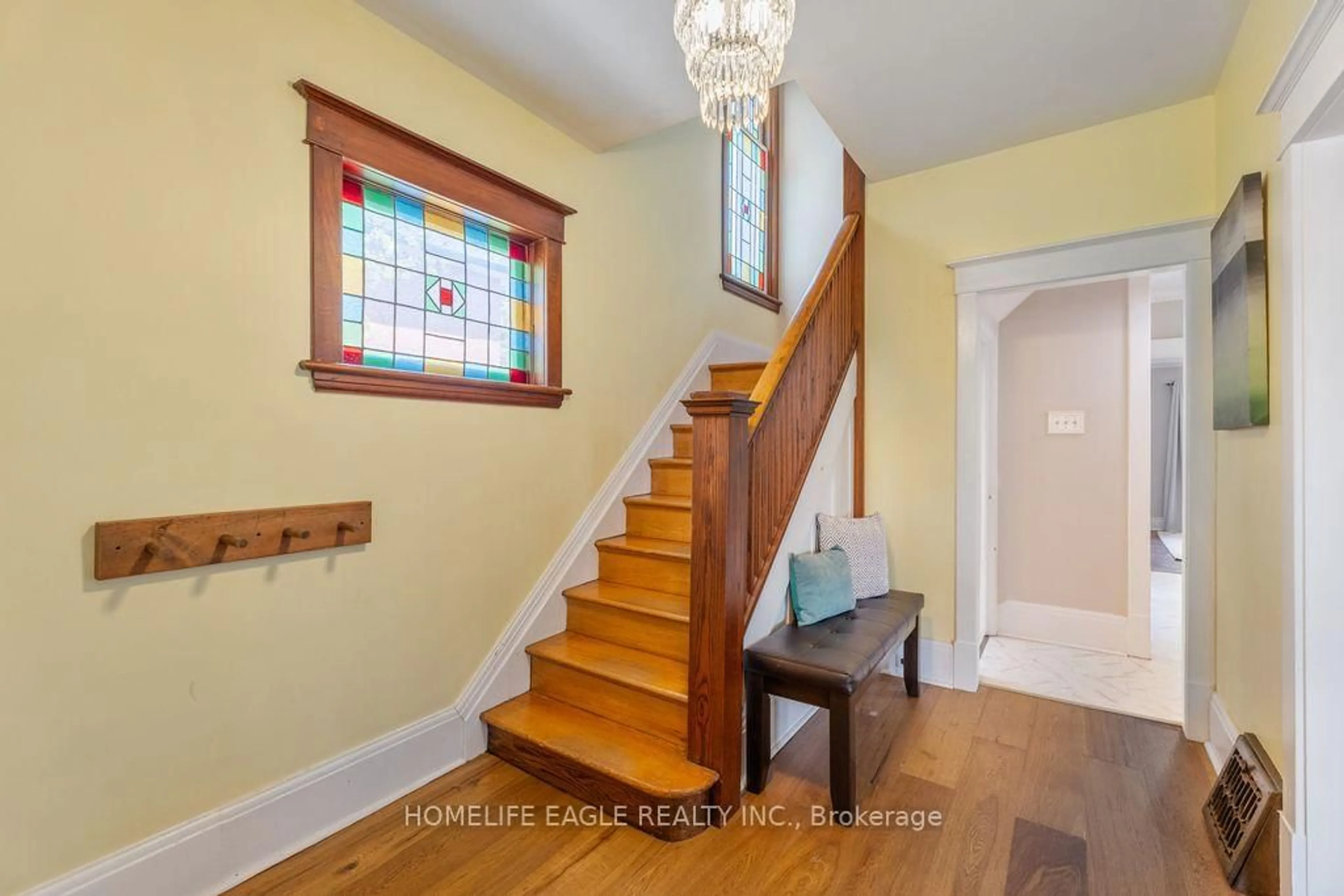 Indoor entryway for 54 Wellington St, Kawartha Lakes Ontario K9V 3N5
