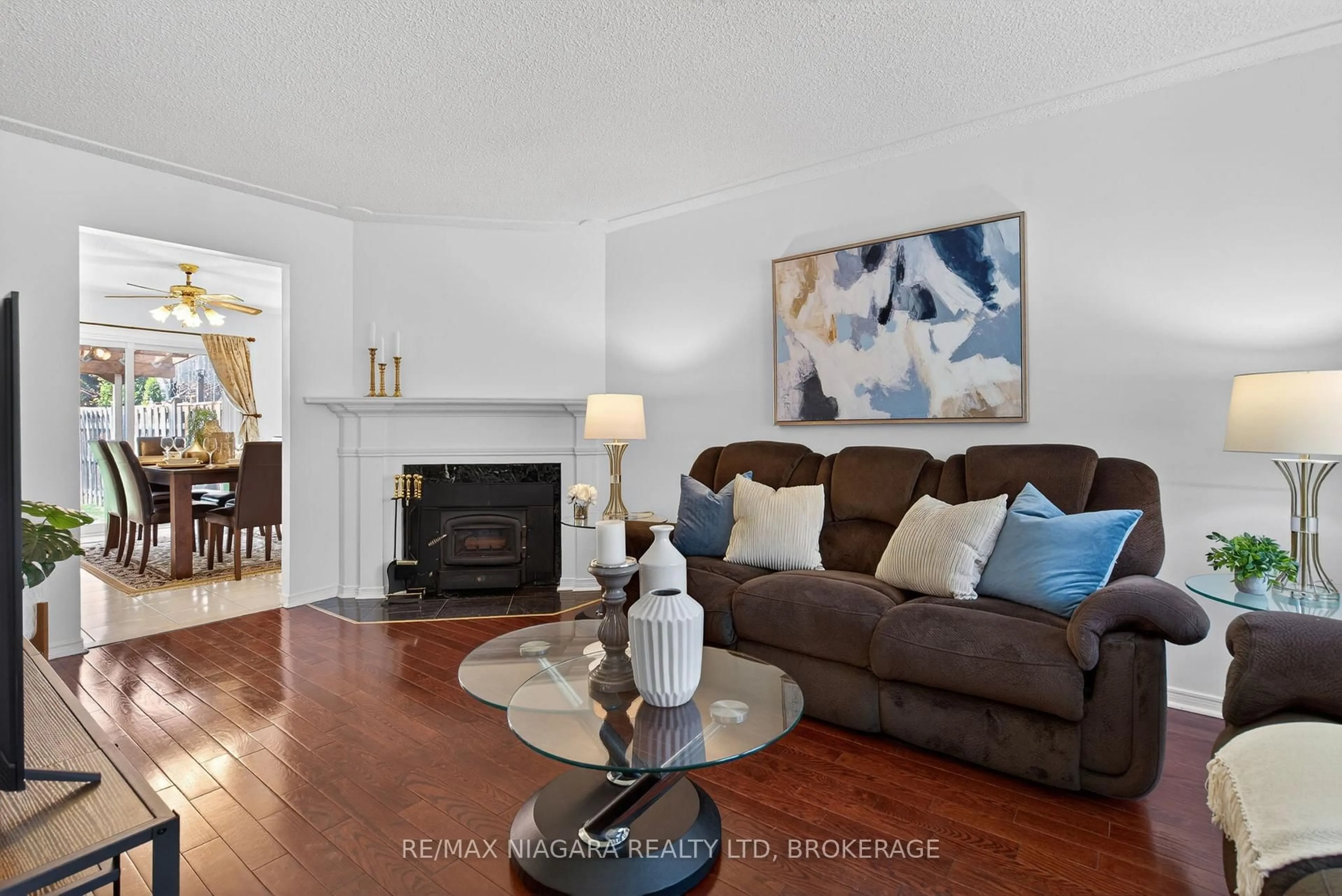 Living room with furniture, unknown for 23 Windward St, St. Catharines Ontario L2M 7P4