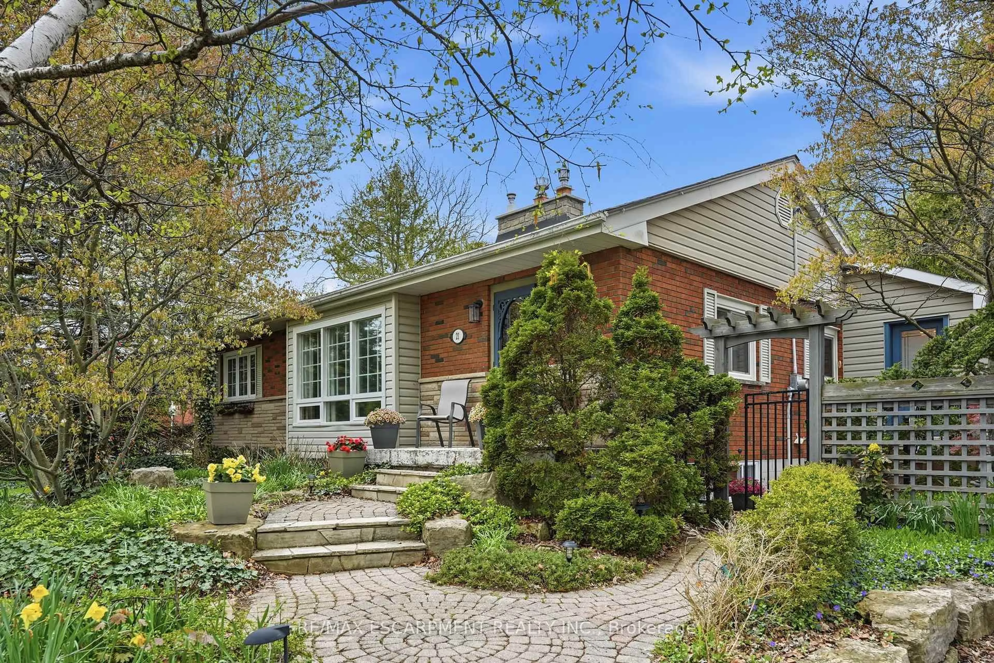 Home with brick exterior material, street for 21 Brian Blvd, Hamilton Ontario L8B 0C7