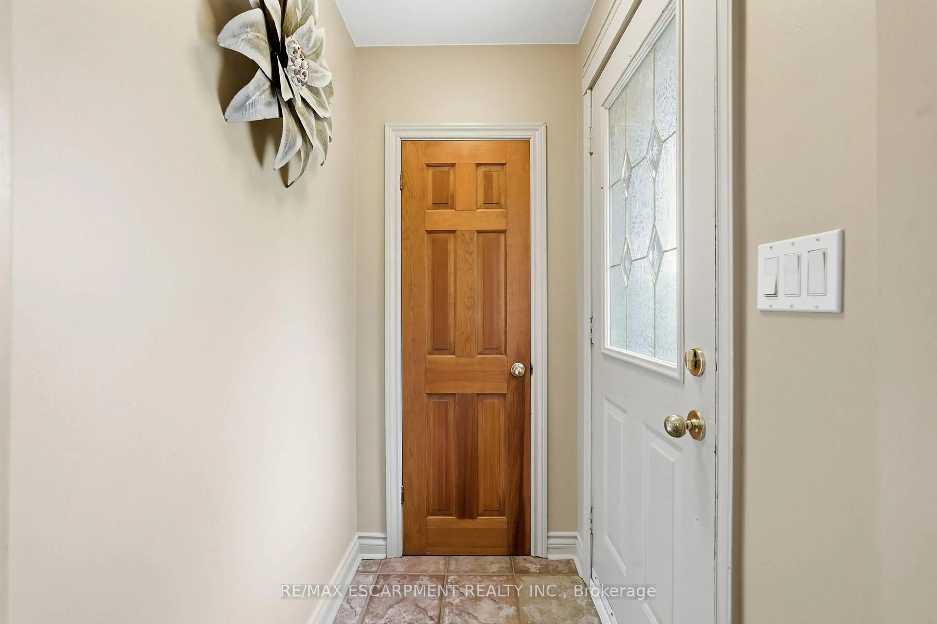 Indoor entryway for 21 Brian Blvd, Hamilton Ontario L8B 0C7
