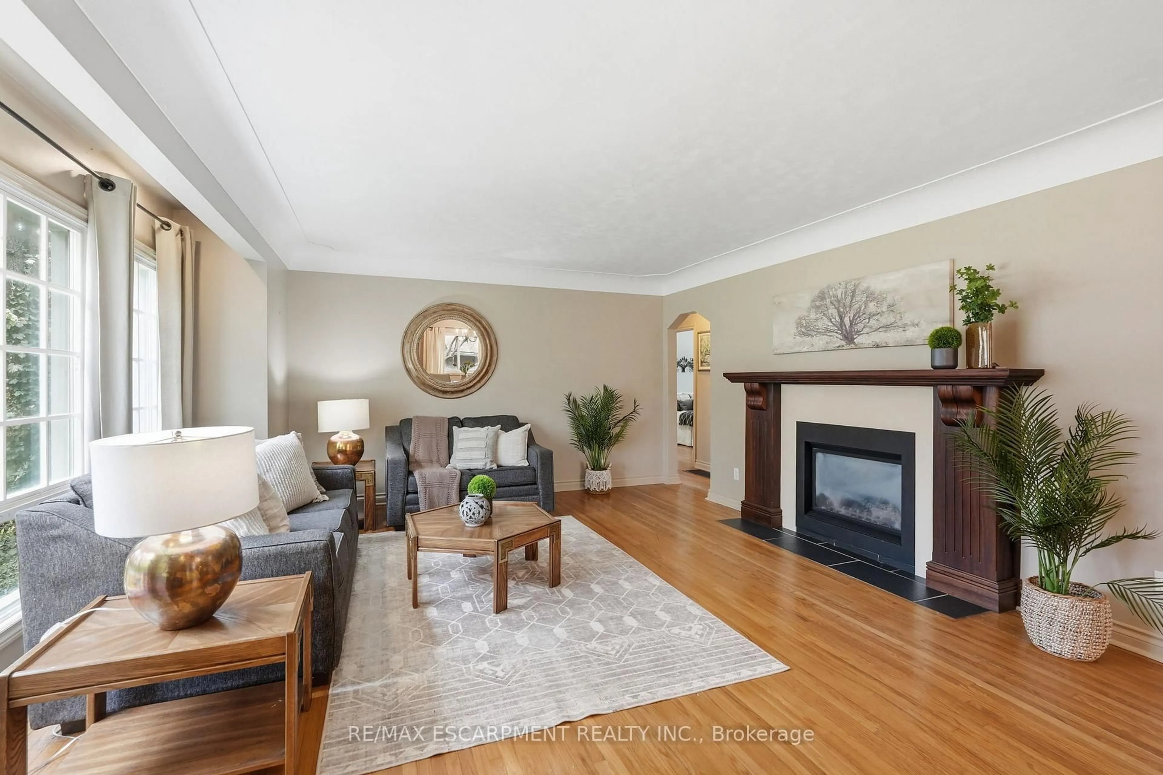 Living room with furniture, wood/laminate floor for 21 Brian Blvd, Hamilton Ontario L8B 0C7