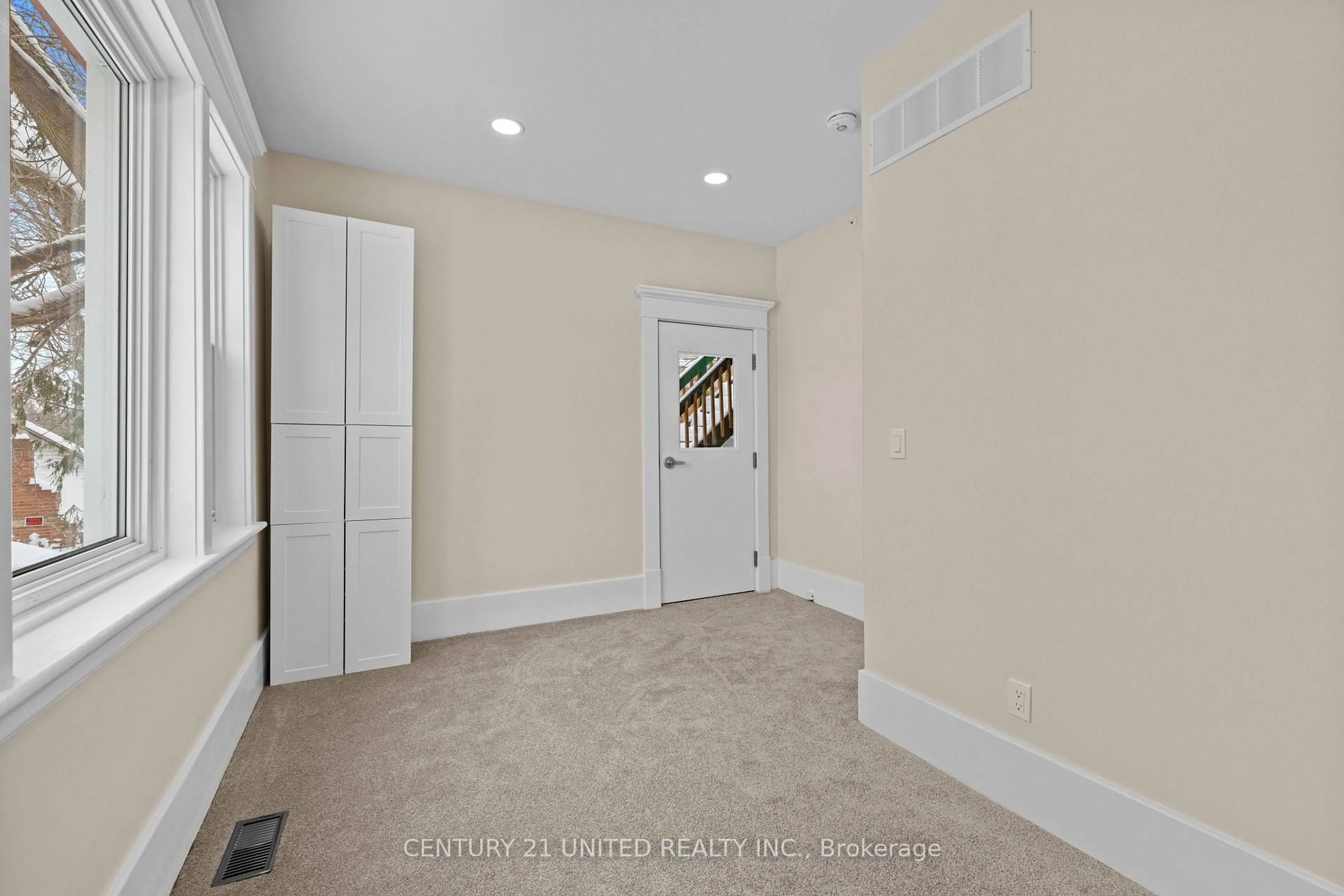 Indoor entryway for 375 Downie St, Peterborough Ontario K9H 4J4