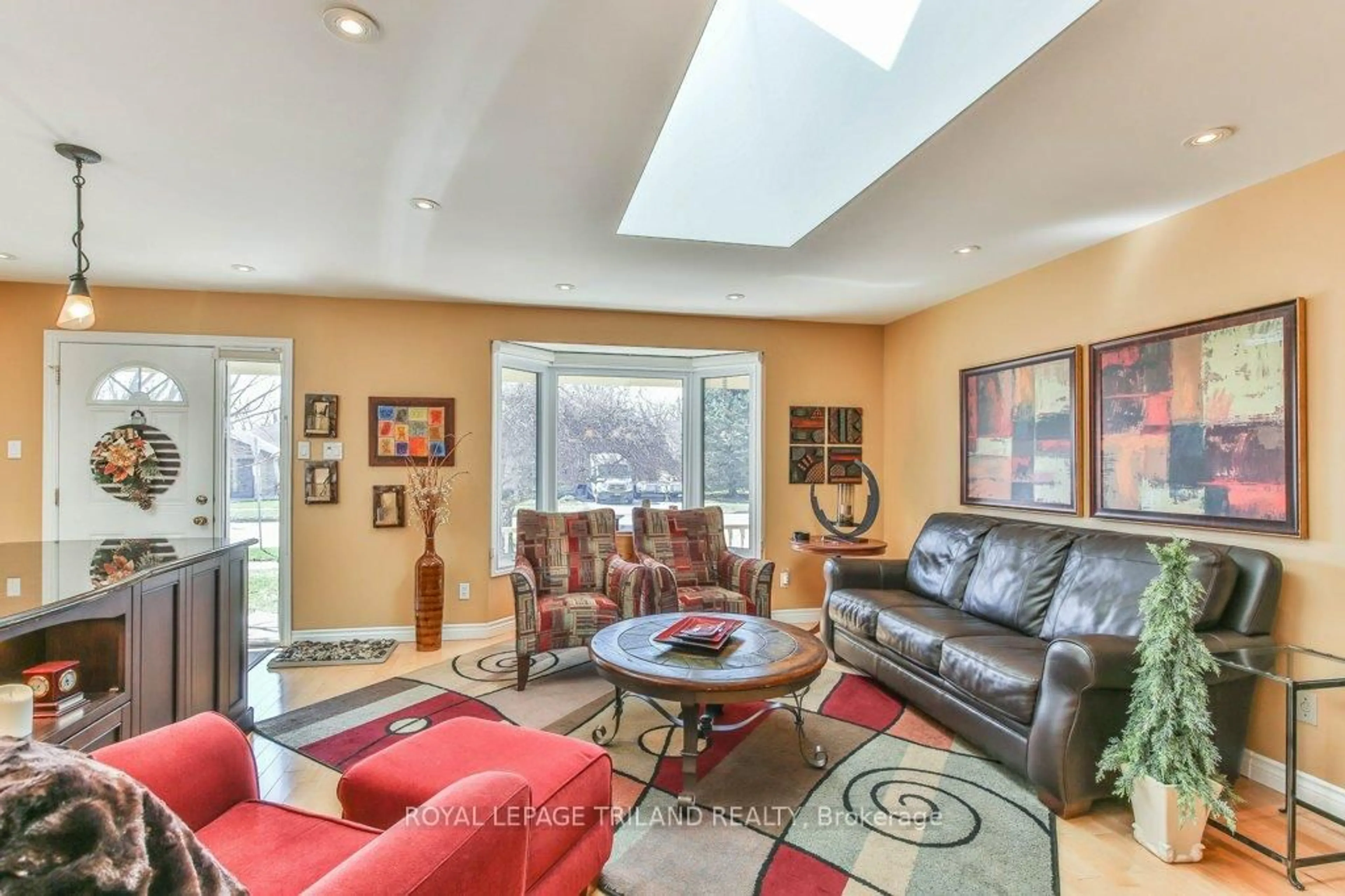 Living room with furniture, unknown for 1221 GLENORA Dr, London North Ontario N5X 2P6