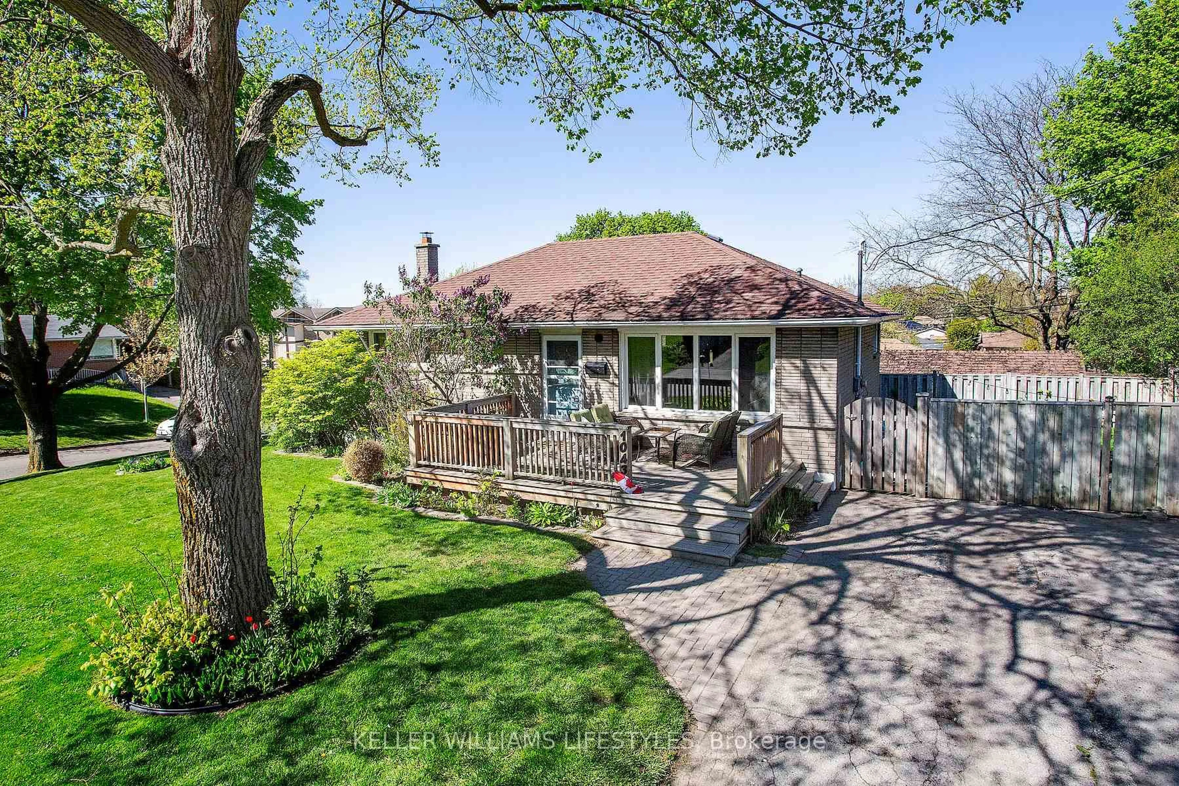 A pic from outside/outdoor area/front of a property/back of a property/a pic from drone, street for 1043 Eagle Dr, London South Ontario N5Z 3H6