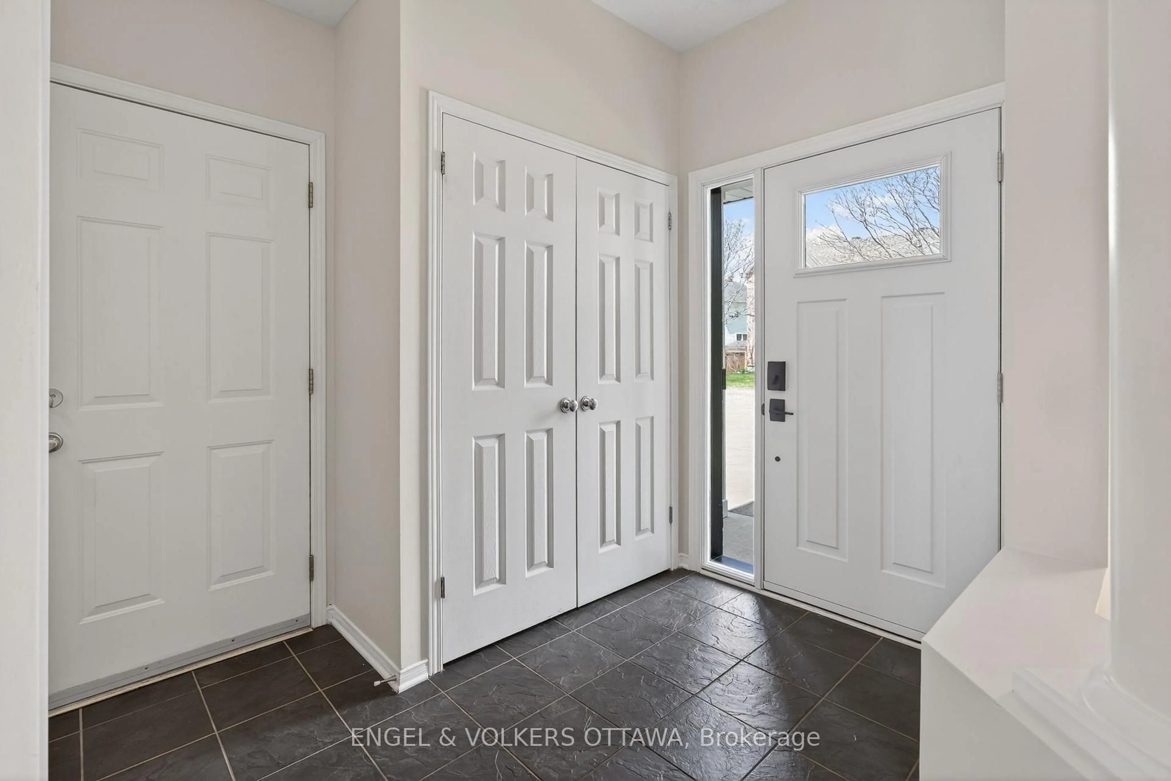 Indoor entryway for 101 Scampton Dr, Ottawa Ontario K2W 1E6