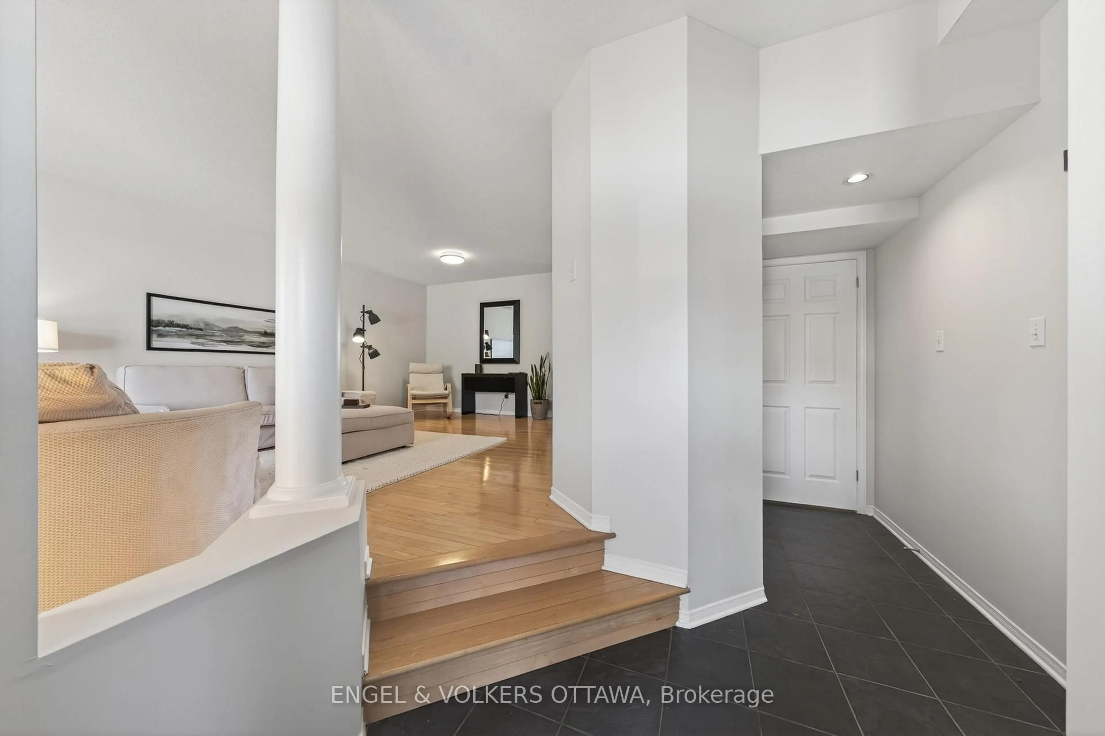 Indoor foyer for 101 Scampton Dr, Ottawa Ontario K2W 1E6