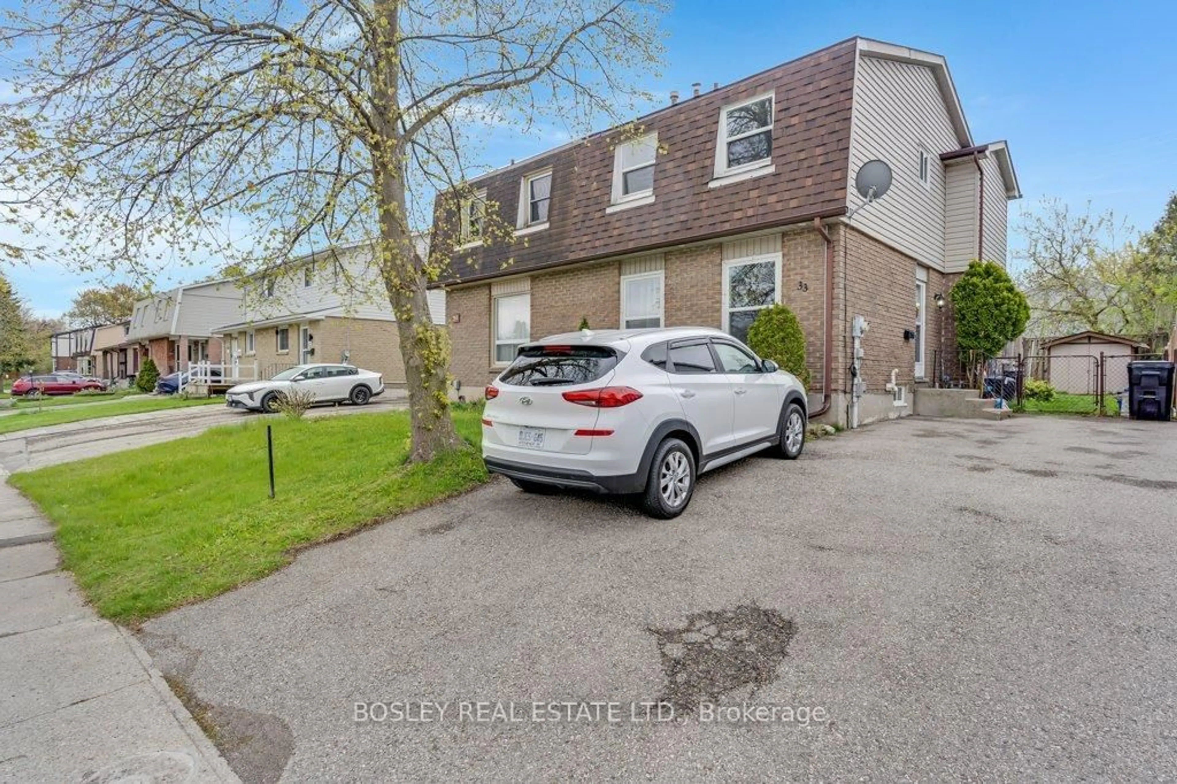 A pic from outside/outdoor area/front of a property/back of a property/a pic from drone, street for 33 Meadow Woods Cres, Kitchener Ontario N2N 1T3