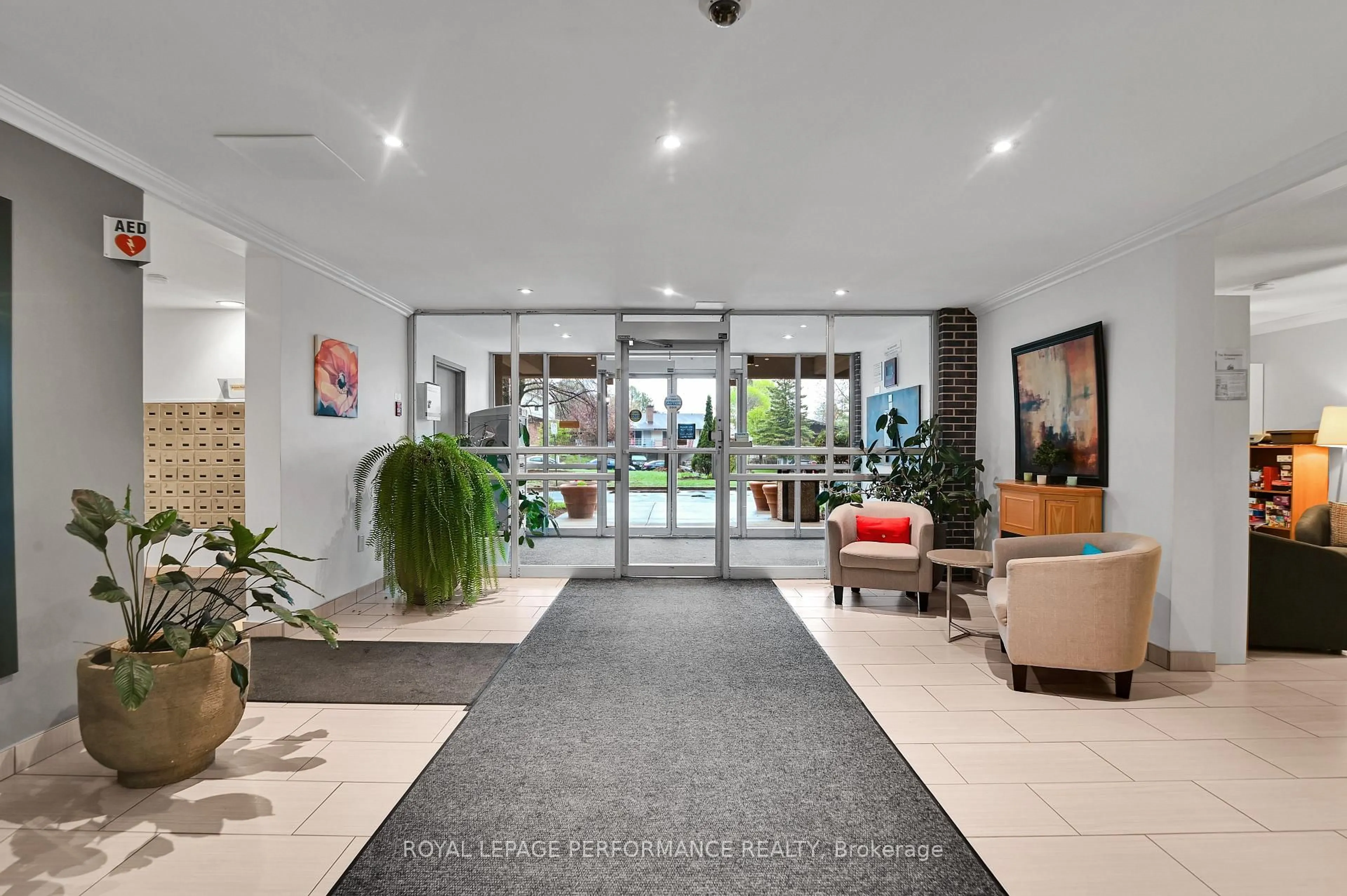 Indoor foyer for 2400 Virginia Dr #307, Ottawa Ontario K1H 8L3
