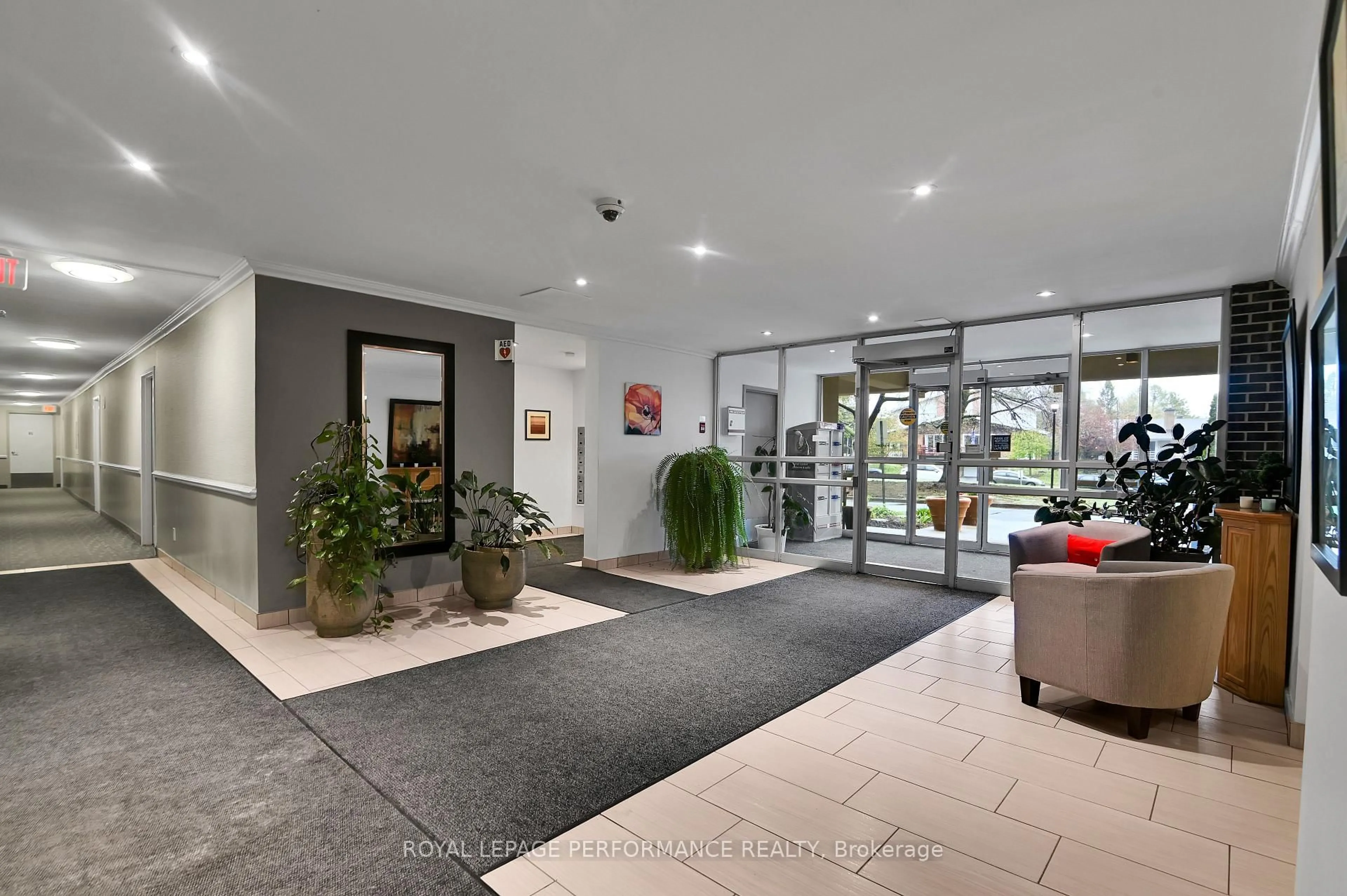 Indoor foyer for 2400 Virginia Dr #307, Ottawa Ontario K1H 8L3