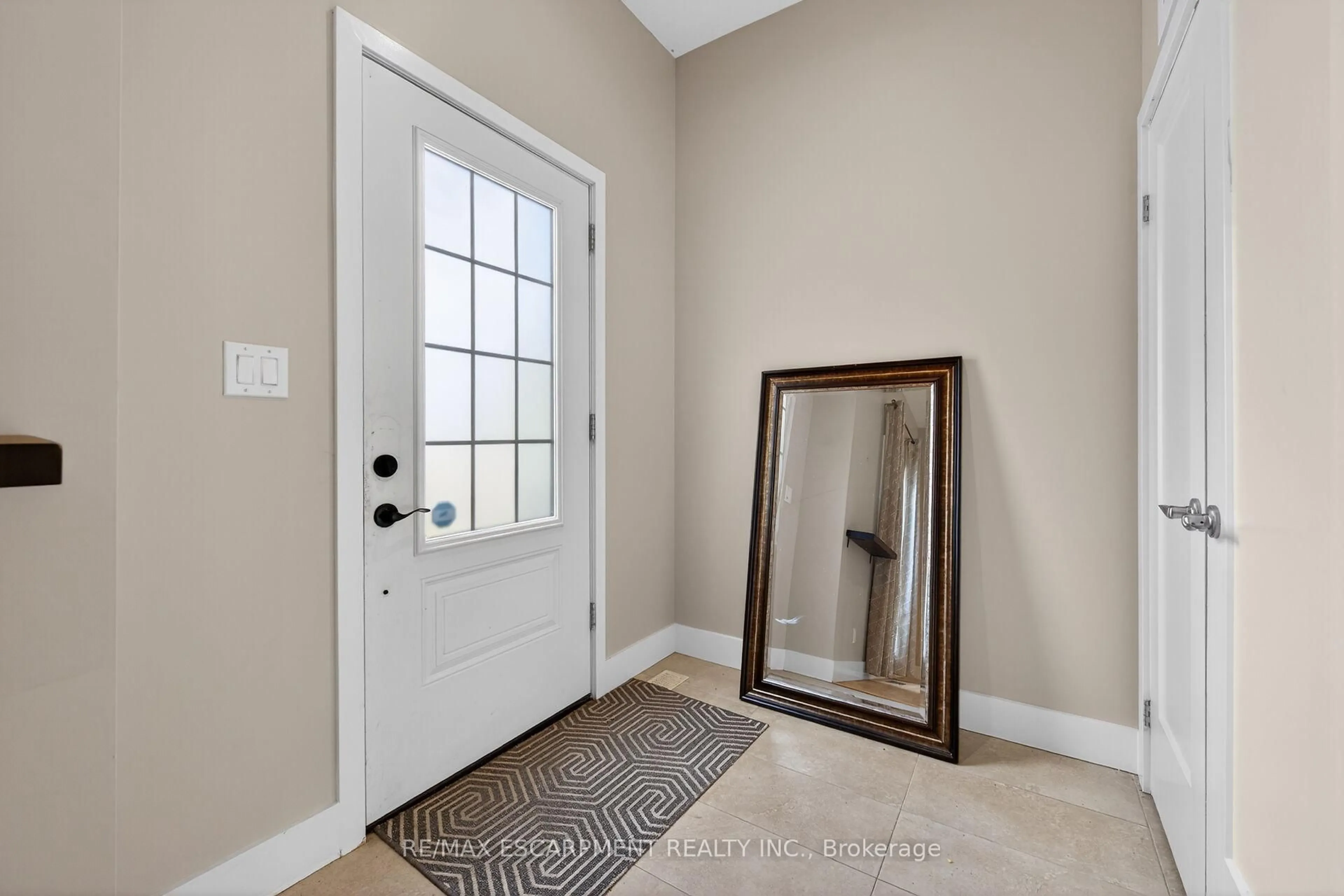 Indoor entryway for 167 Walnut St, Hamilton Ontario L8N 2L8